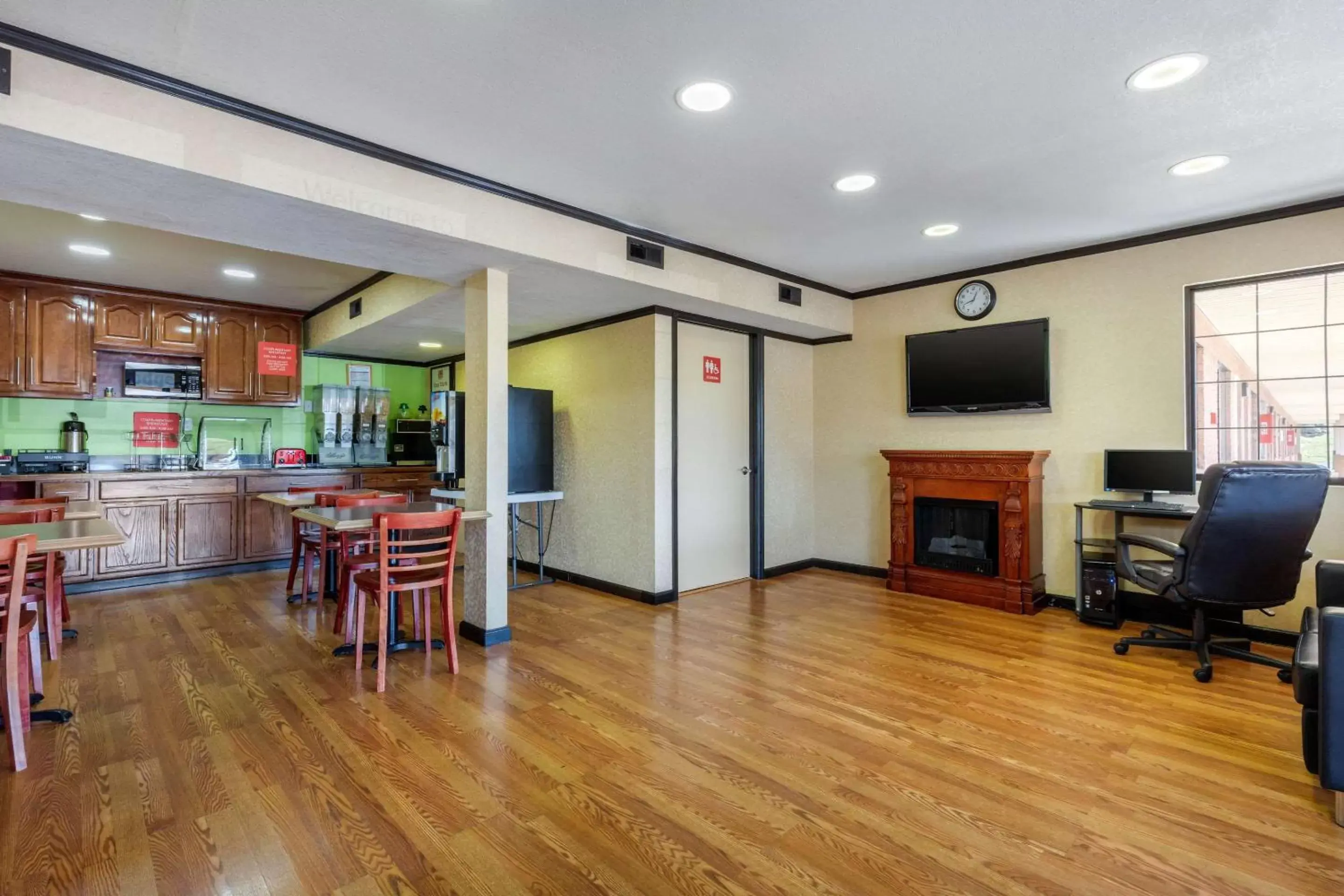 Lobby or reception, Dining Area in Econo Lodge Nashville Airport East