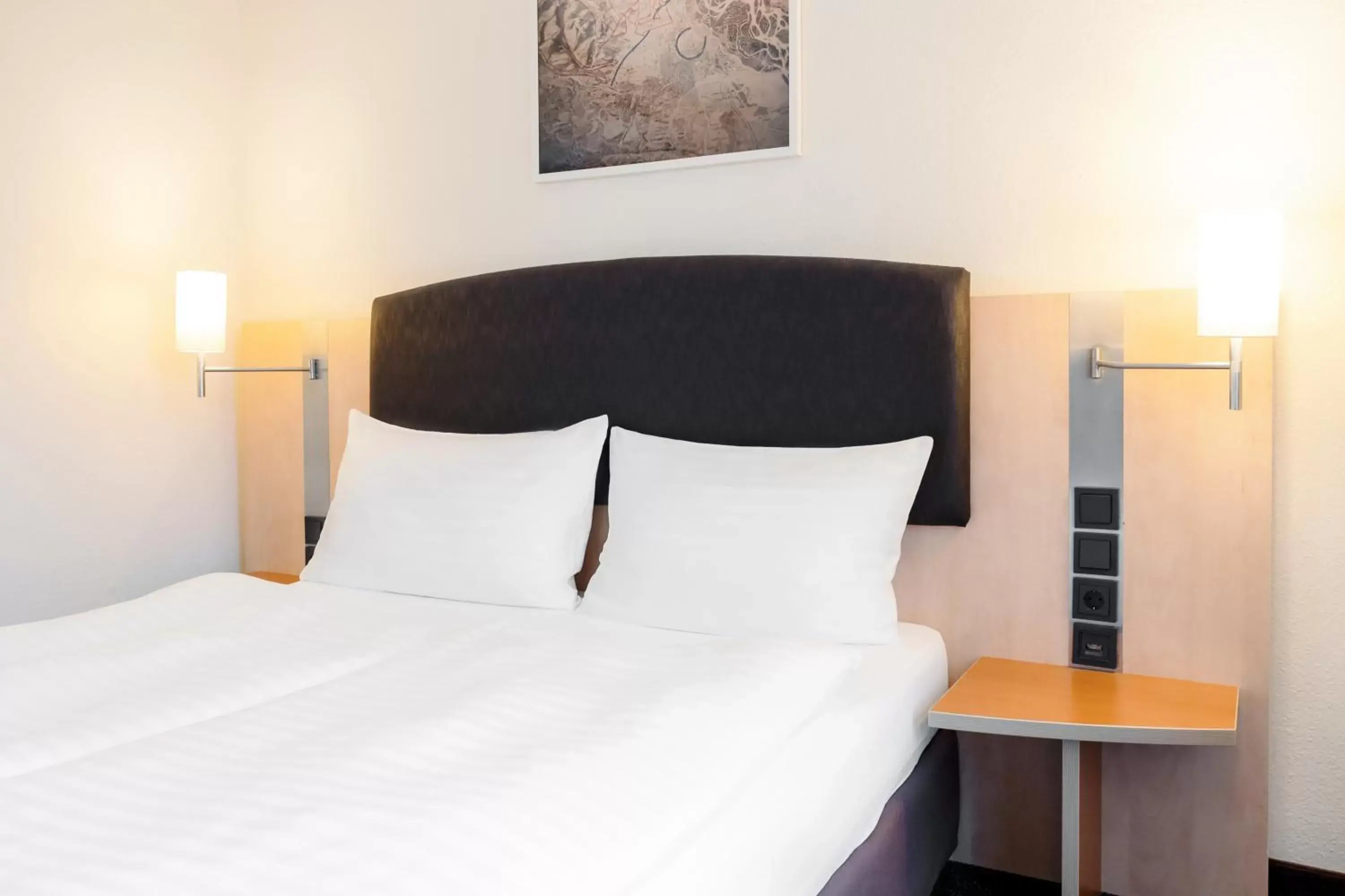 Bedroom, Bed in IntercityHotel Wien