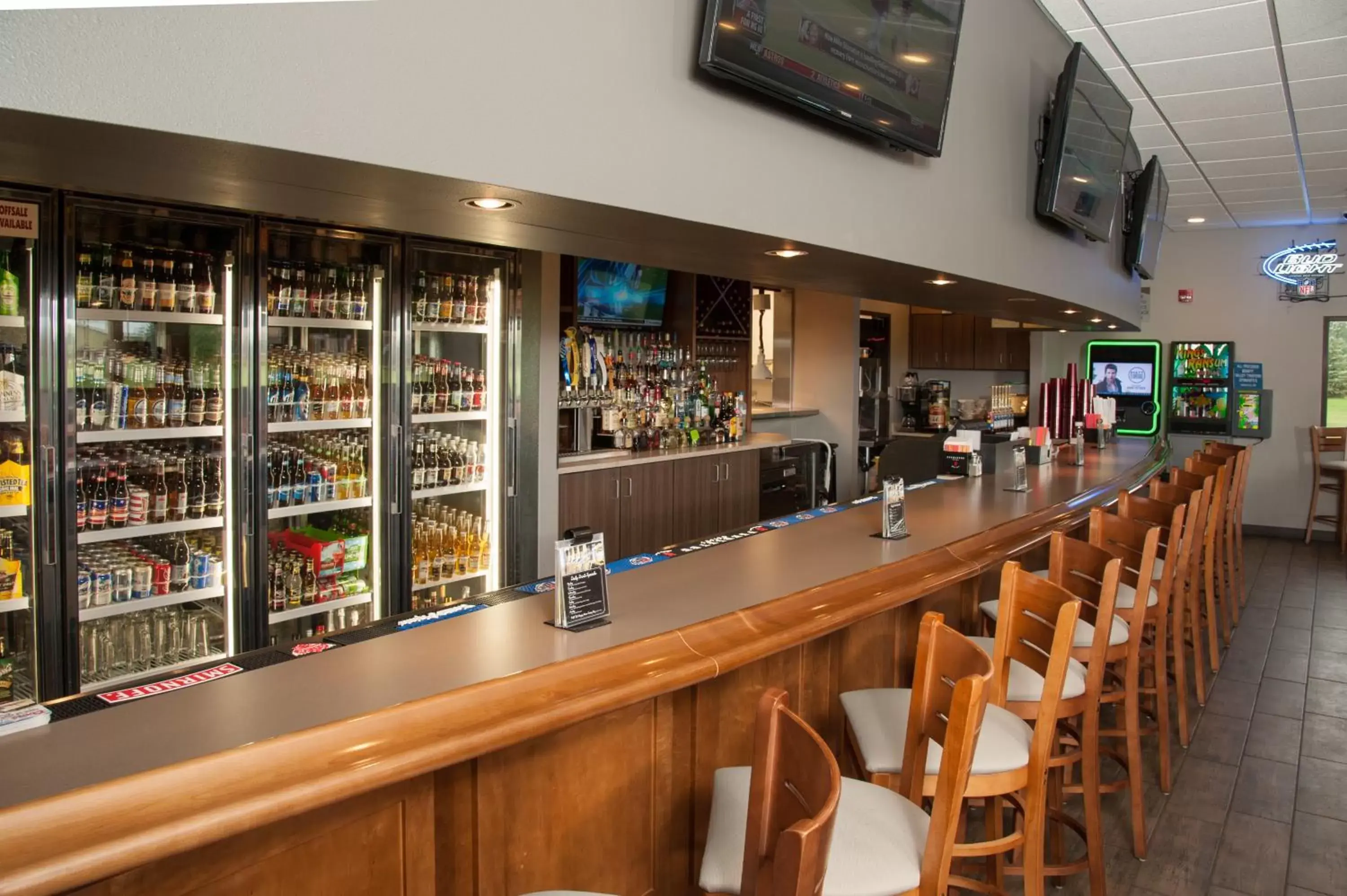 Restaurant/places to eat, Lounge/Bar in AmericInn by Wyndham Valley City Conference Center