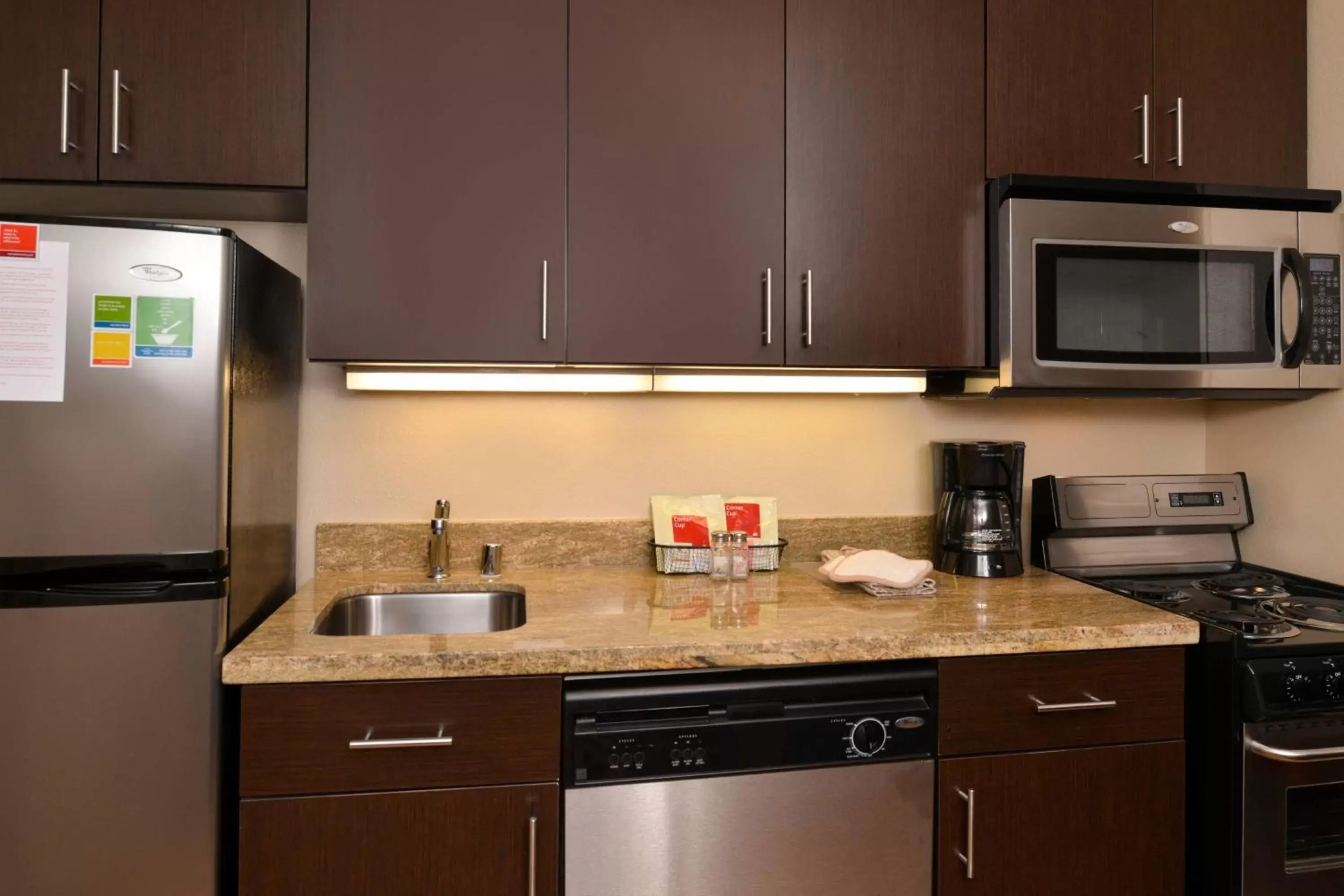 Bedroom, Kitchen/Kitchenette in TownePlace Suites by Marriott Sacramento Roseville