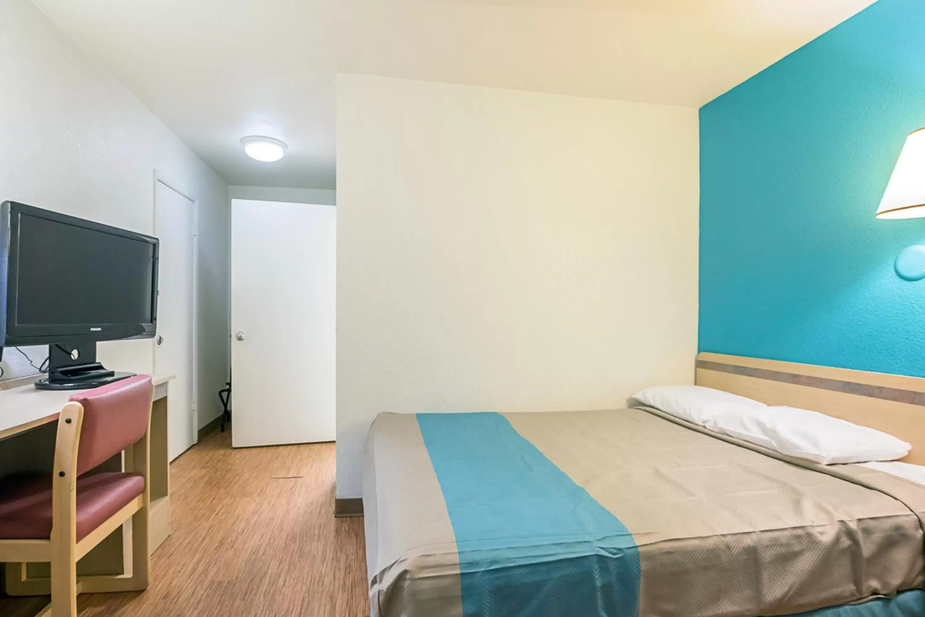 Bedroom, Bed in Motel 6-Rochester, MN Bedroom, Bed in Motel 6-Rochester, MN