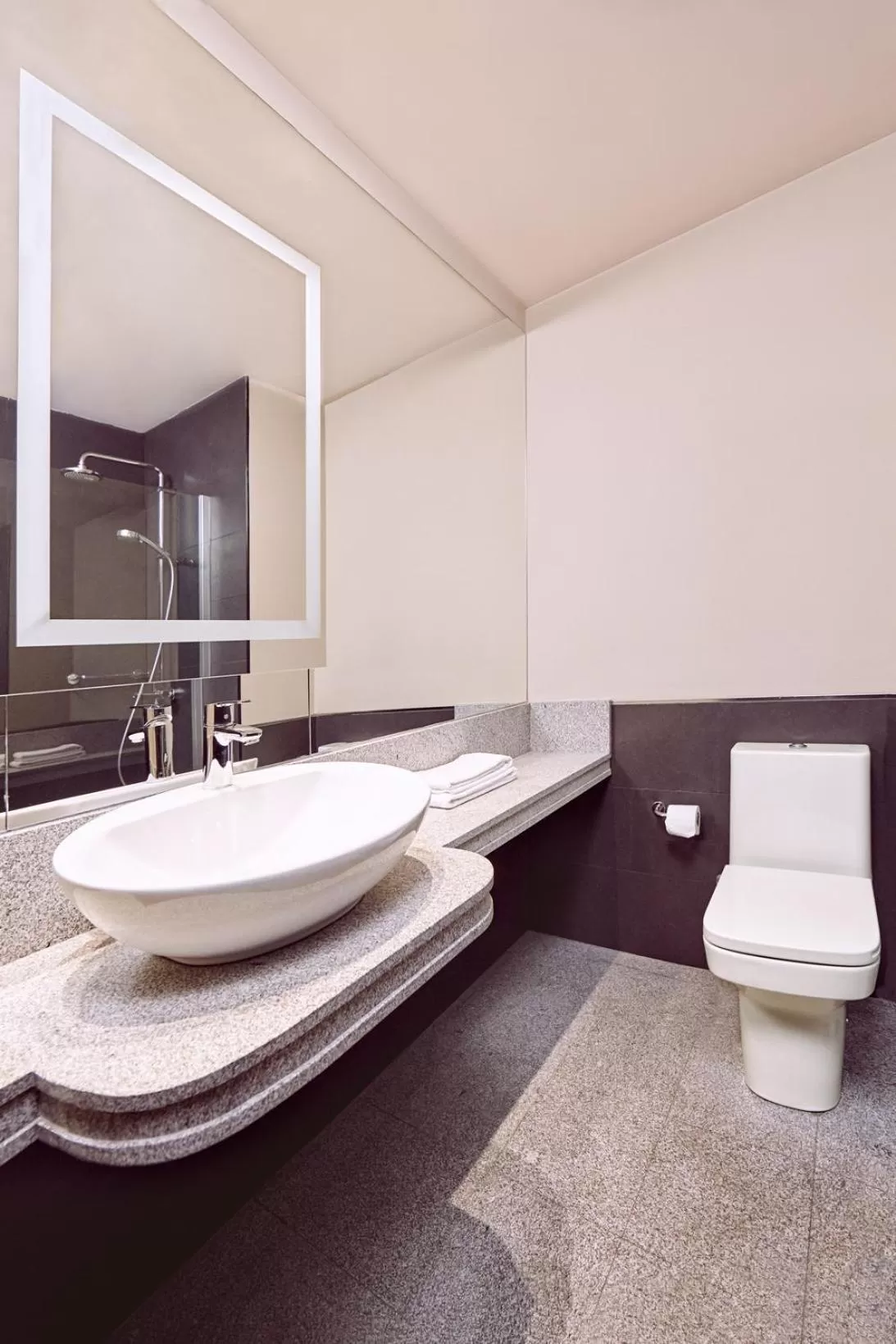 Bathroom in Barceló León Conde Luna