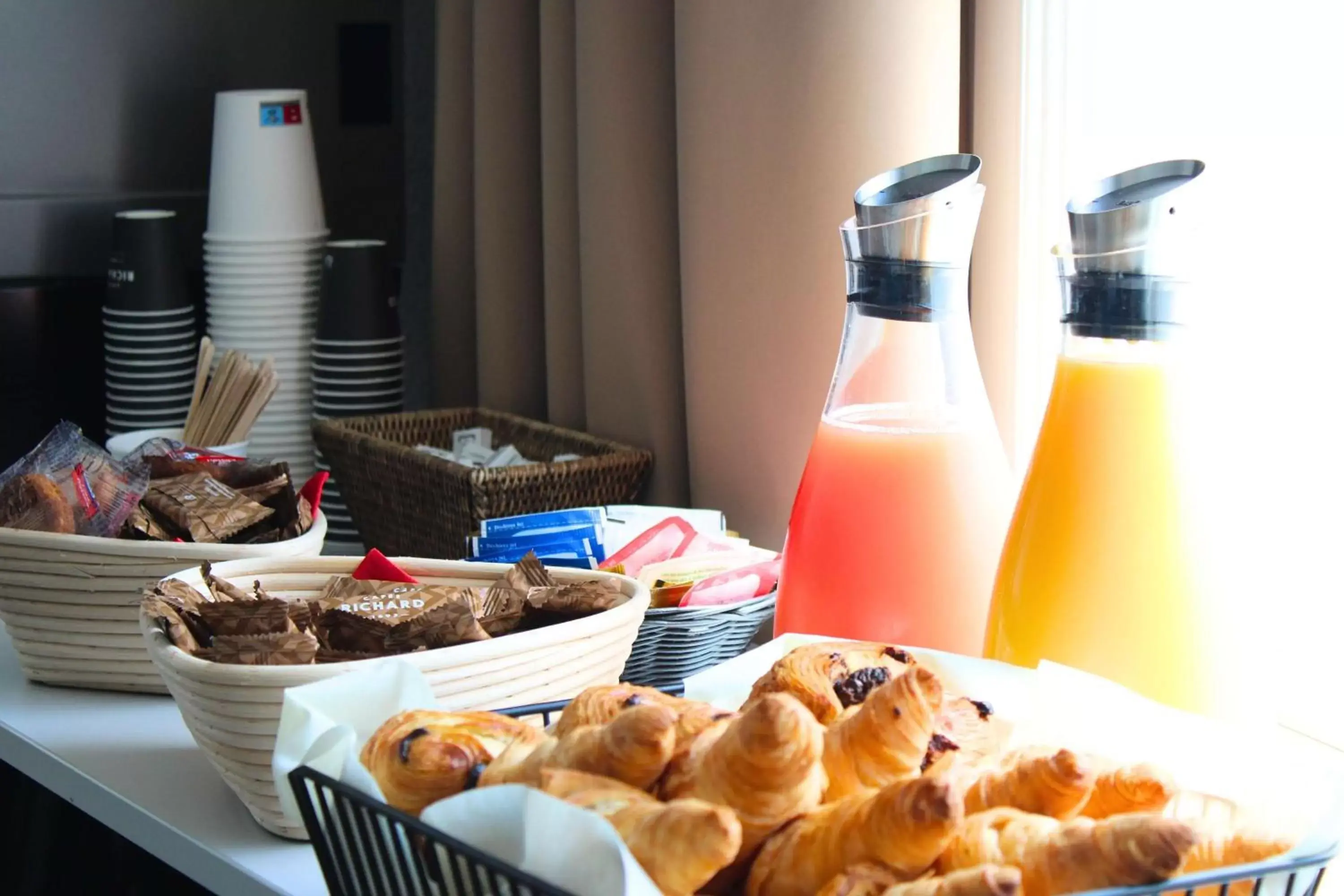 Business facilities, Breakfast in Best Western Plus Hôtel Vannes Centre Ville