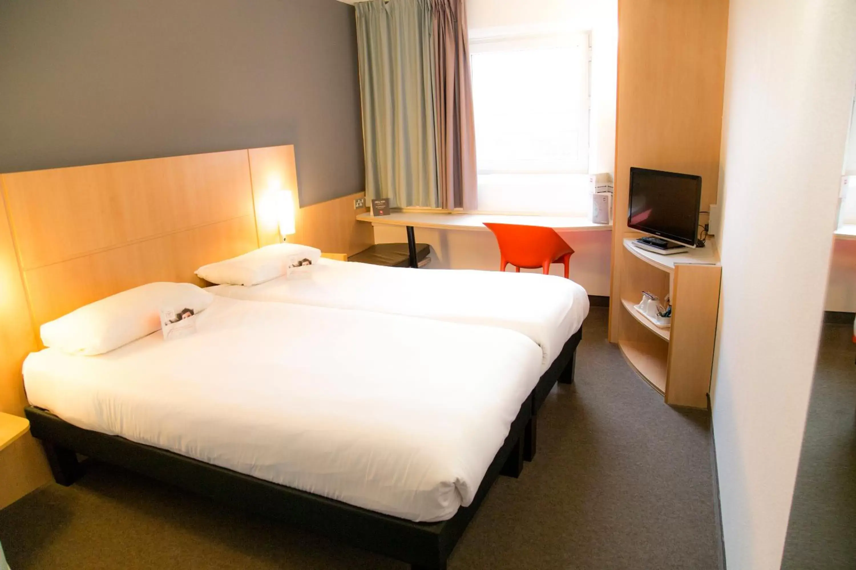 Photo of the whole room, Bed in ibis Hull City Centre