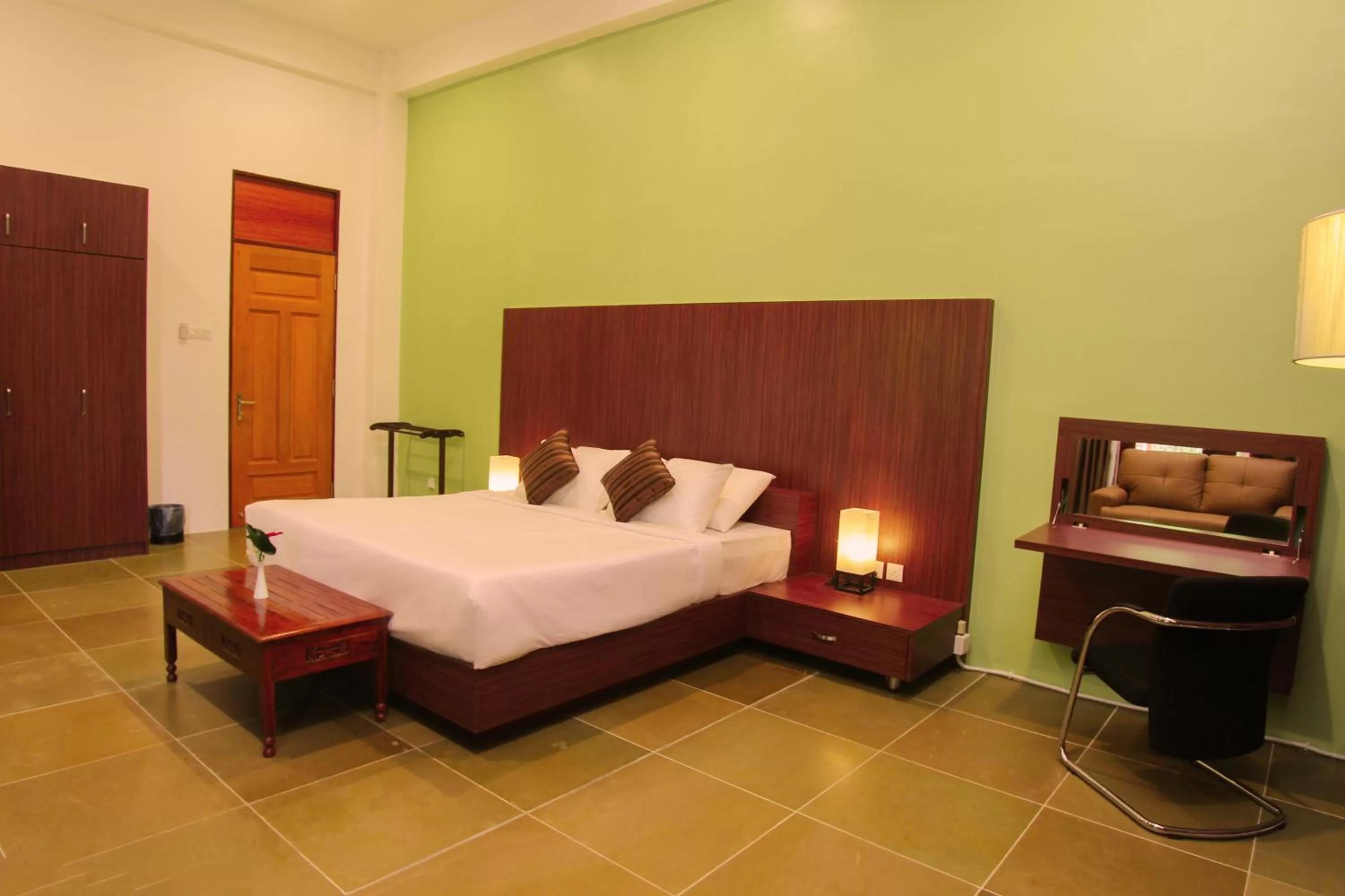 Photo of the whole room, Bed in Harmony Valley Retreat