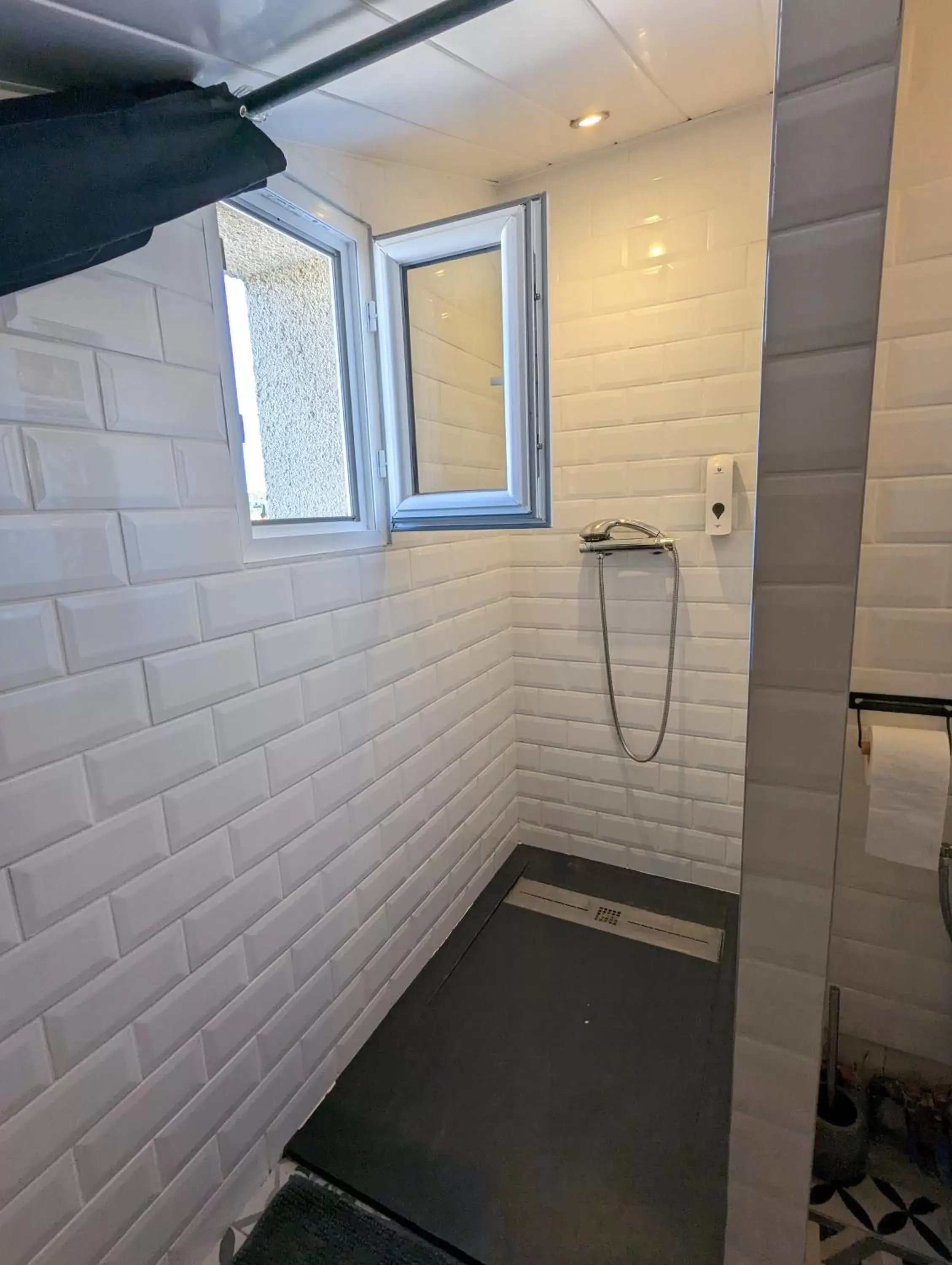 Shower, Bathroom in La villa de Fleury