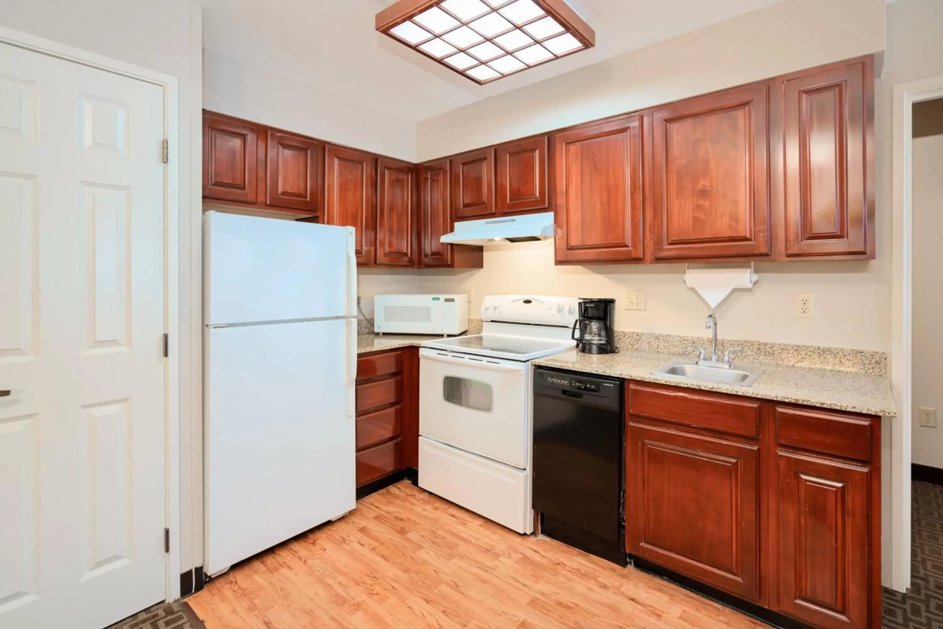 Bedroom, Kitchen/Kitchenette in TownePlace Suites Rochester