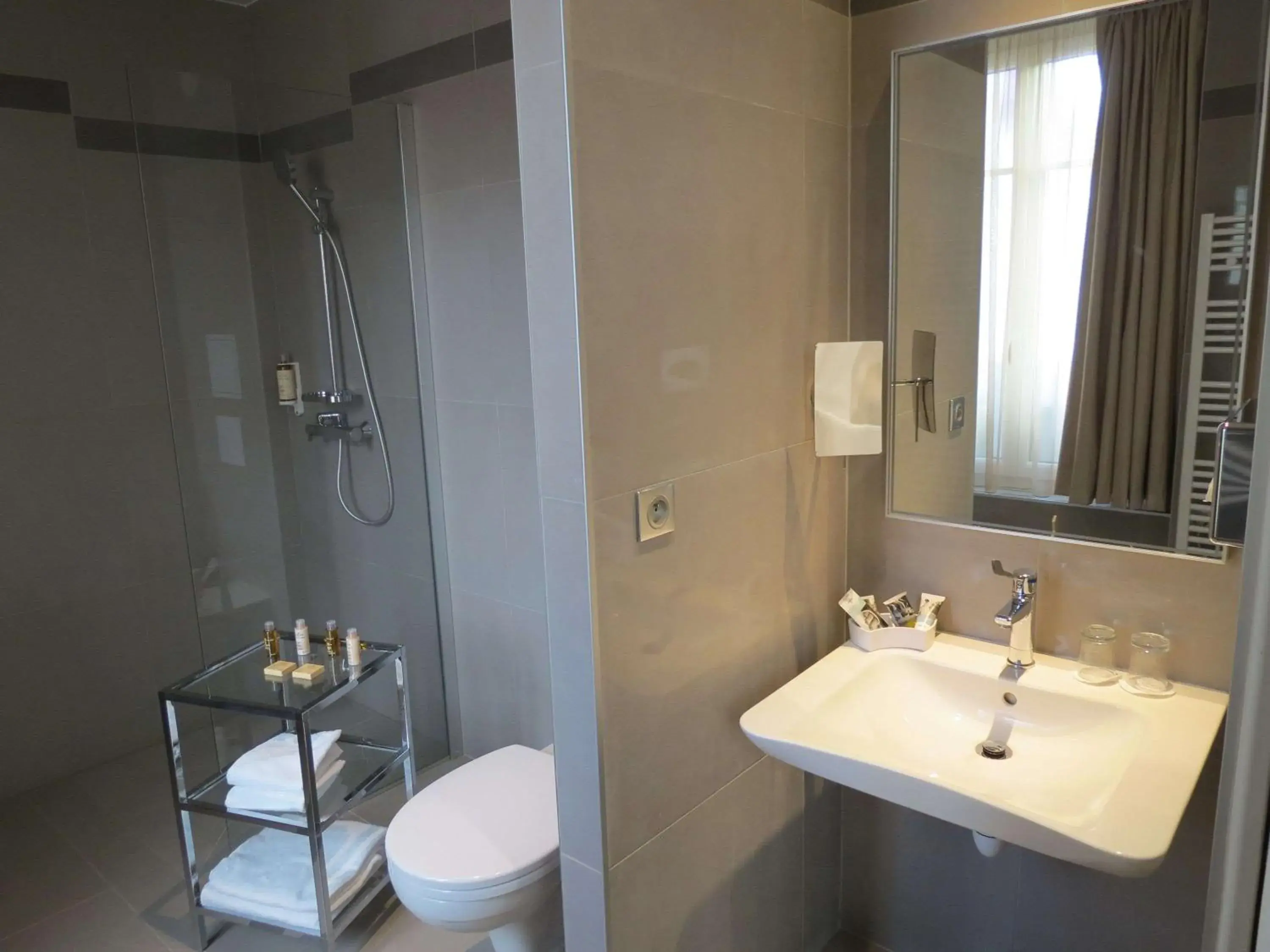 Photo of the whole room, Bathroom in Hotel Mercure Paris Opera Faubourg Montmartre