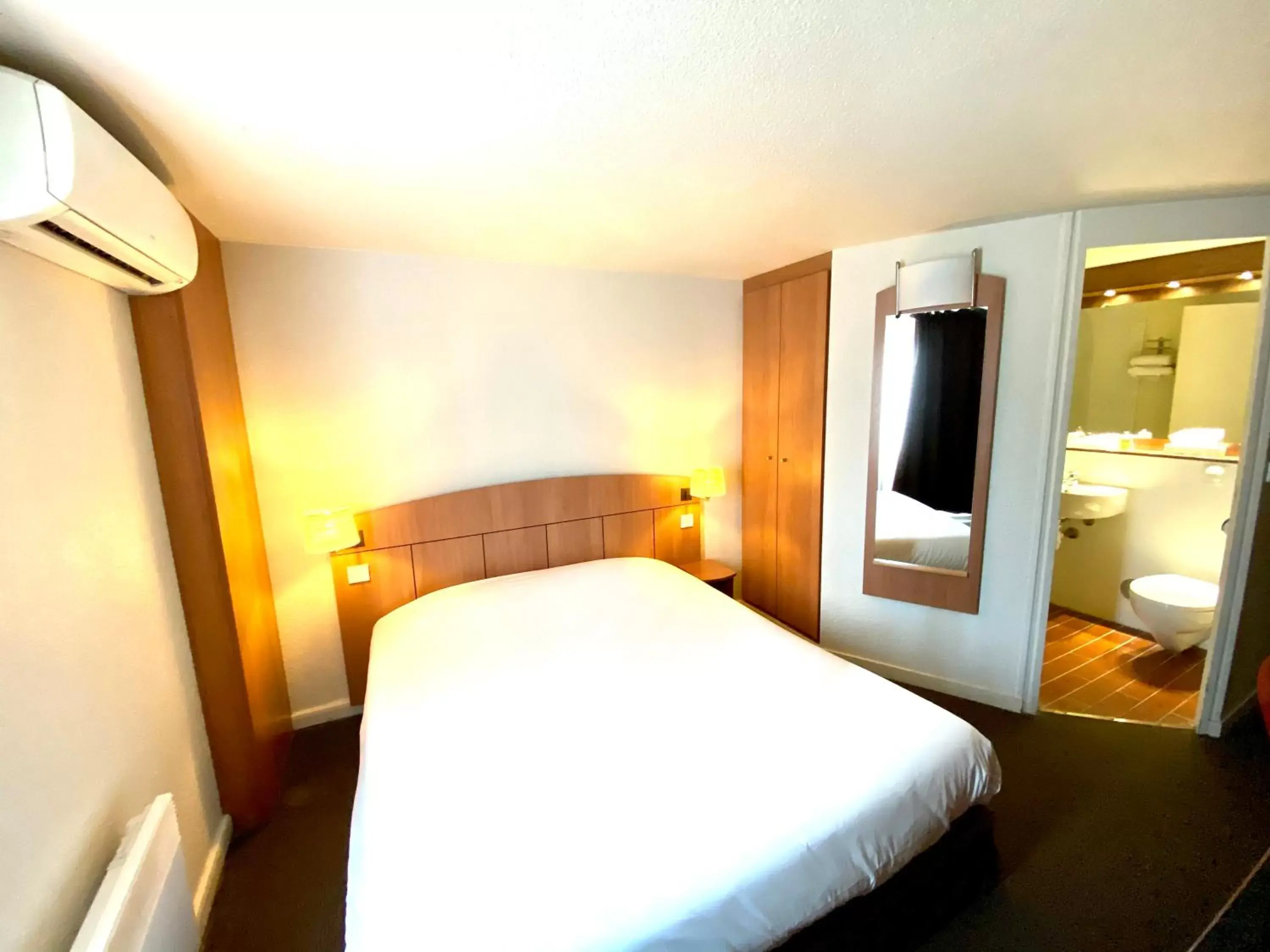 Photo of the whole room, Bed in Kyriad Montargis Amilly