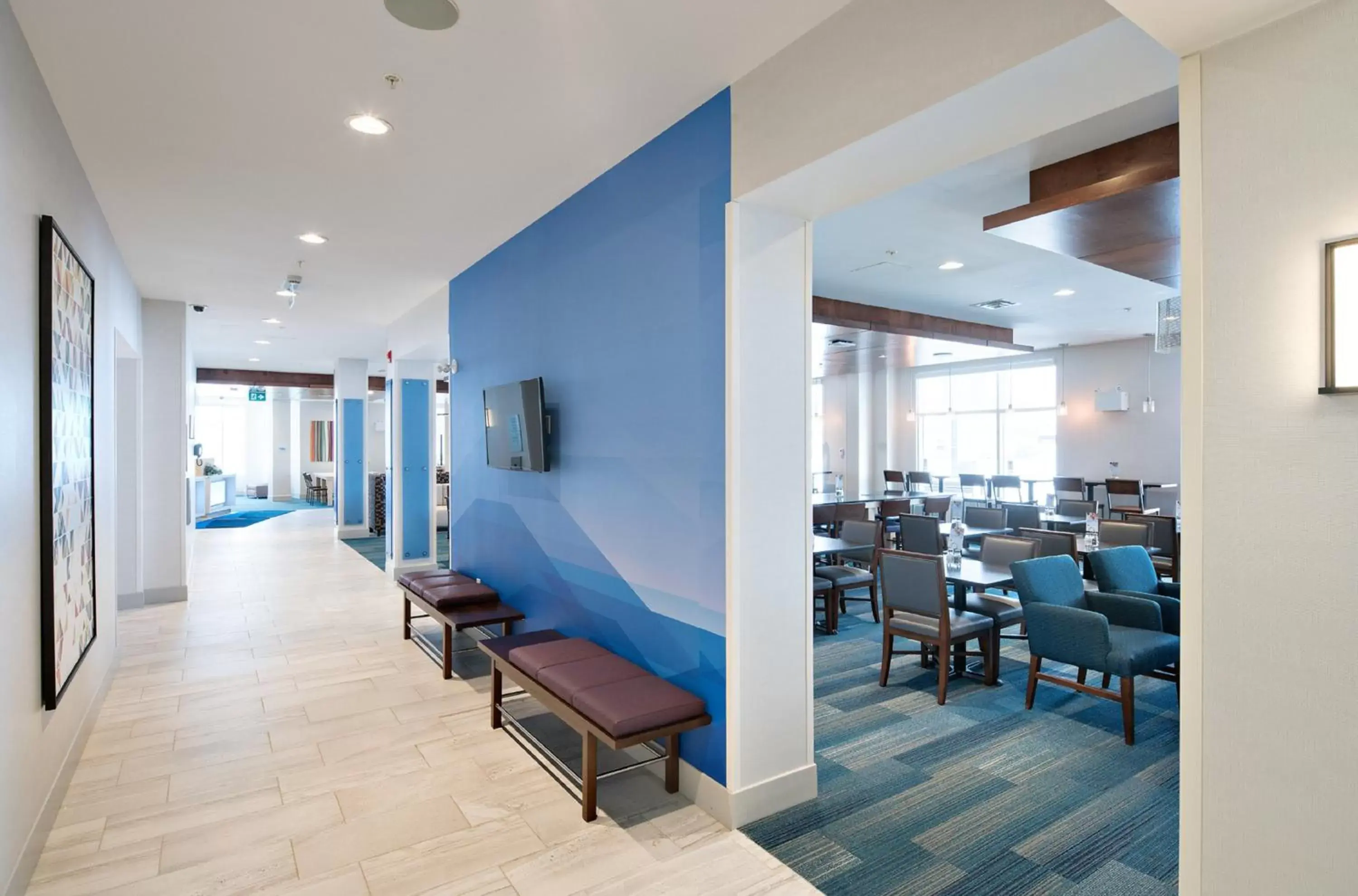 Lobby or reception, Restaurant/Places to Eat in Holiday Inn Express - Red Deer North, an IHG Hotel