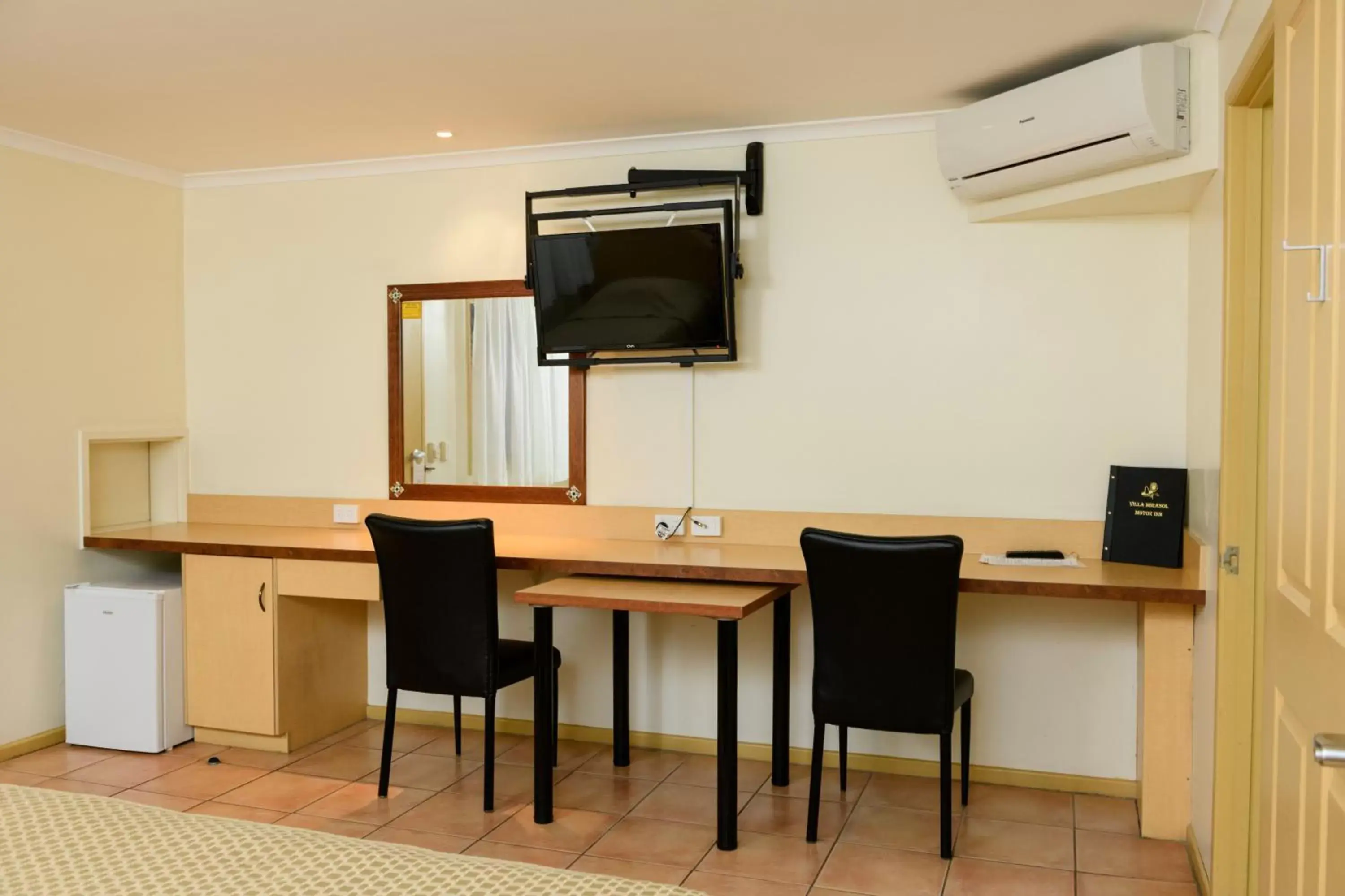 Bedroom, TV/Entertainment Center in Villa Mirasol Motor Inn