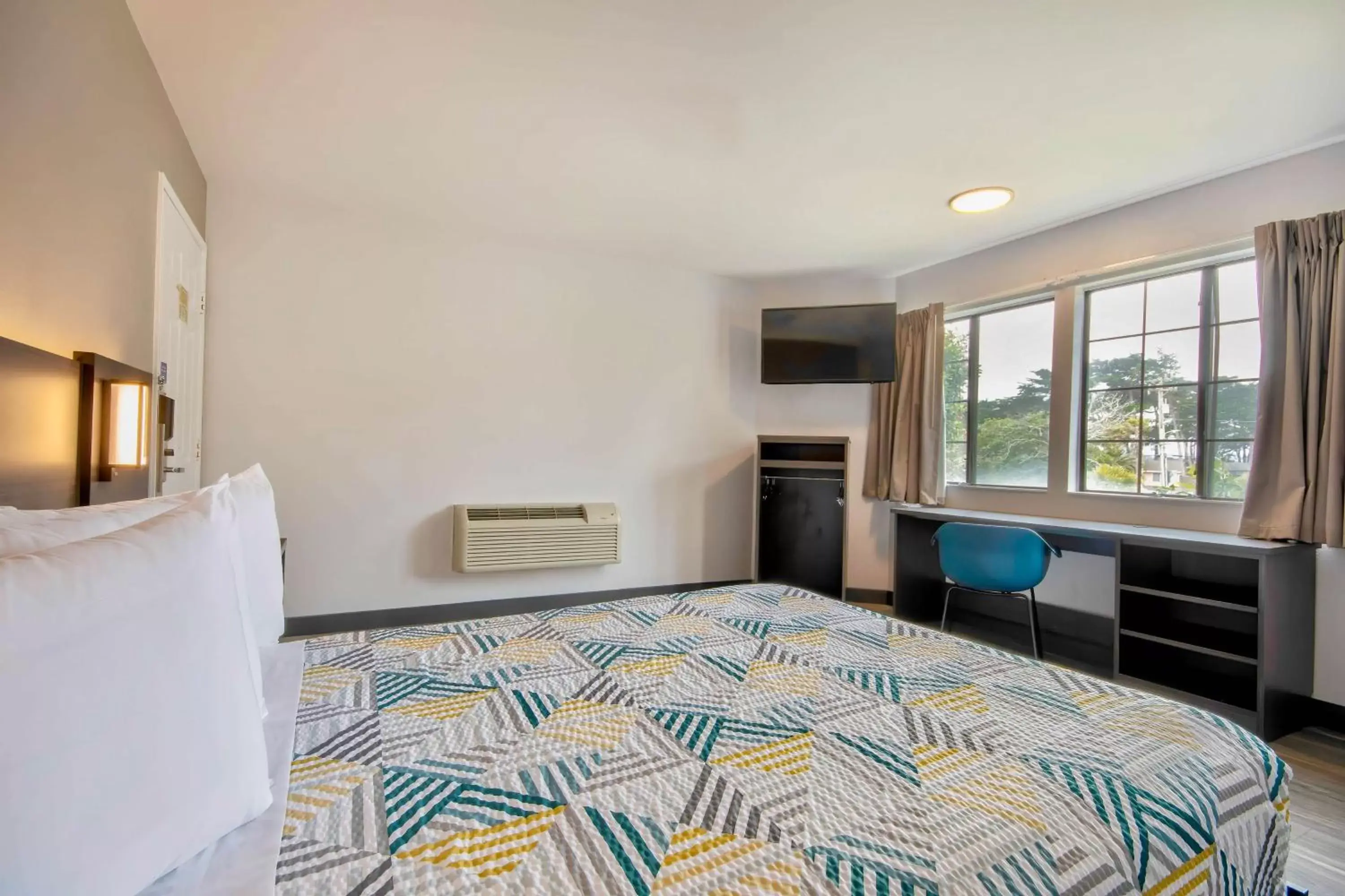 Property building, Bed in Motel 6-Marina, CA - Monterey