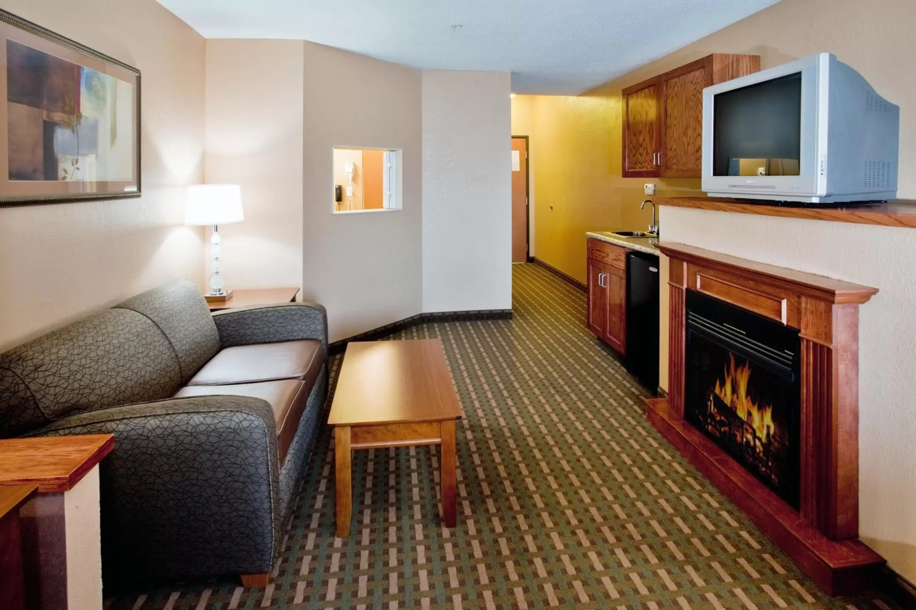 Living room, TV/Entertainment Center in Holiday Inn Express Hotel & Suites Suffolk, an IHG Hotel