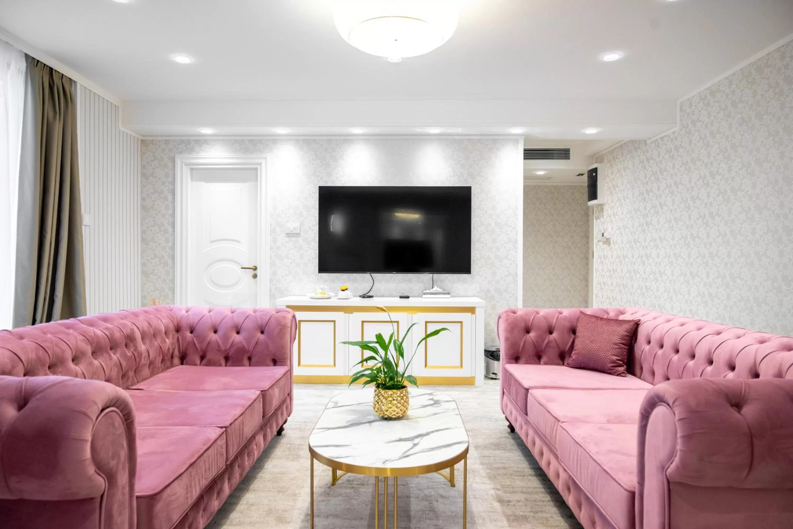 TV and multimedia in Queen Palace