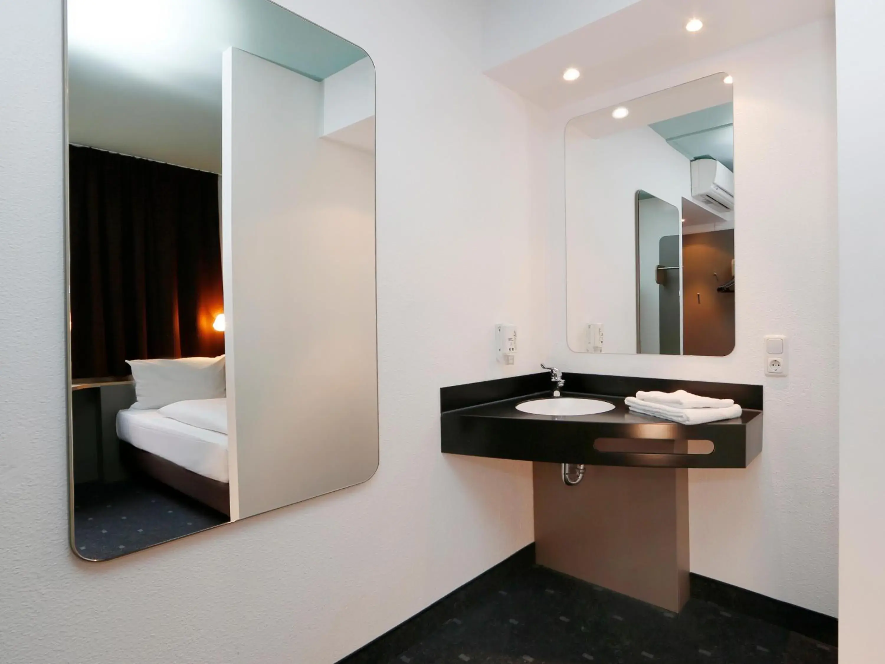 Photo of the whole room, Bathroom in B&B Hotel Berlin-Dreilinden