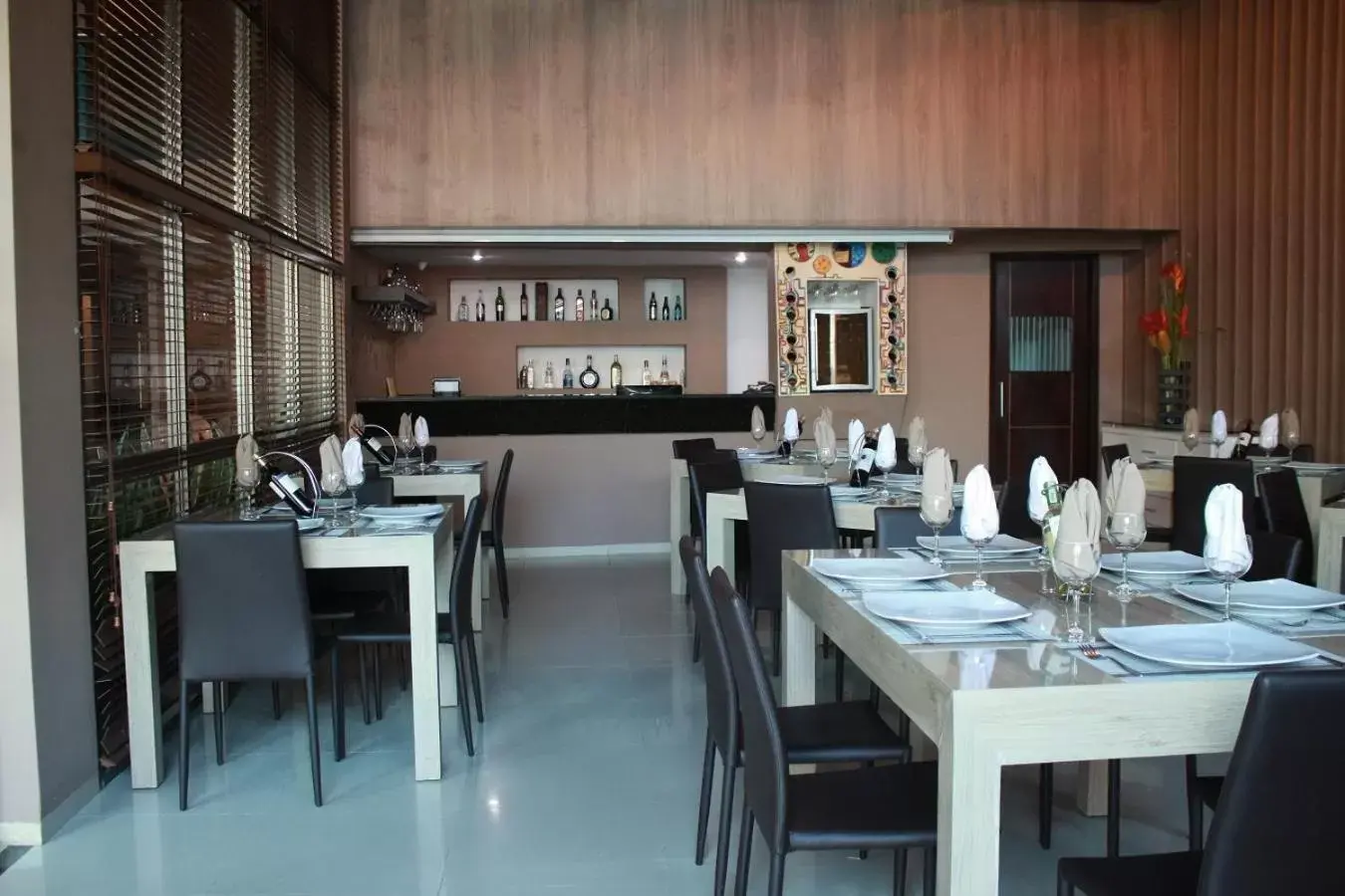 Restaurant/Places to Eat in Hotel Santorini Loft