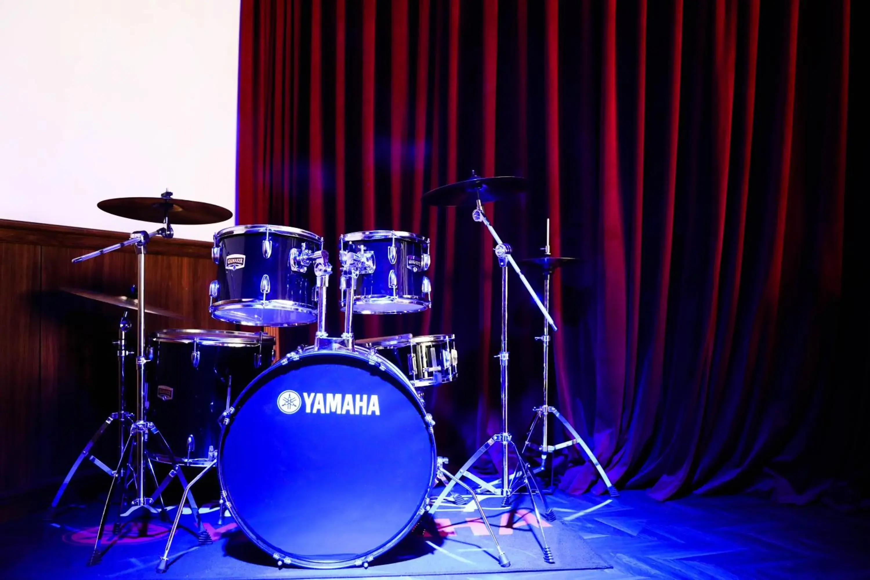 Lounge or bar in SONDERIA Lazybones Hostel- Wenshu Temple Side, Chill Hostel with All-Day Brunch, Travel Agency in English & Local Bar Vibes Lounge or bar in SONDERIA Lazybones Hostel- Wenshu Temple Side, Chill Hostel with All-Day Brunch, Travel Agency in English & Local Bar Vibes