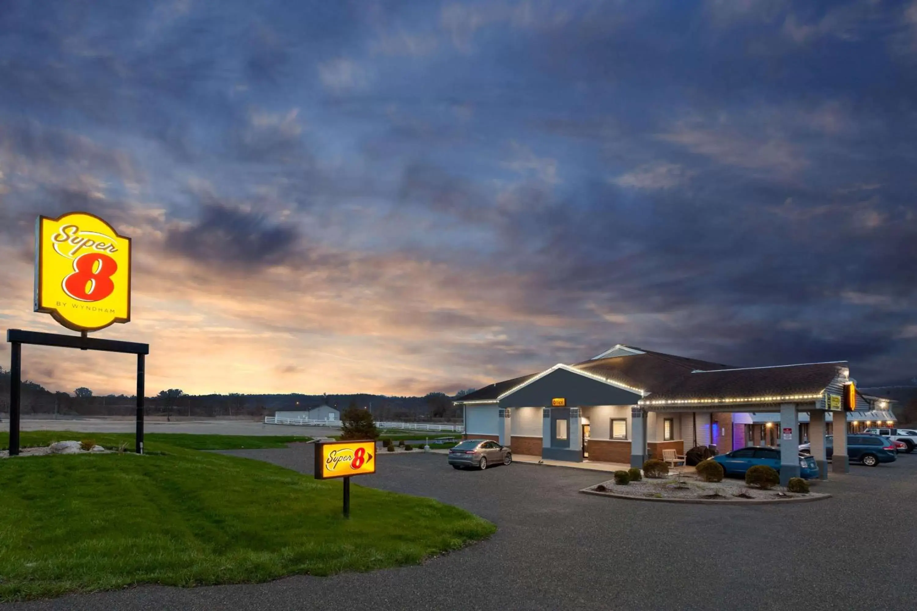 Property building in Super 8 by Wyndham Newcomerstown Property building in Super 8 by Wyndham Newcomerstown