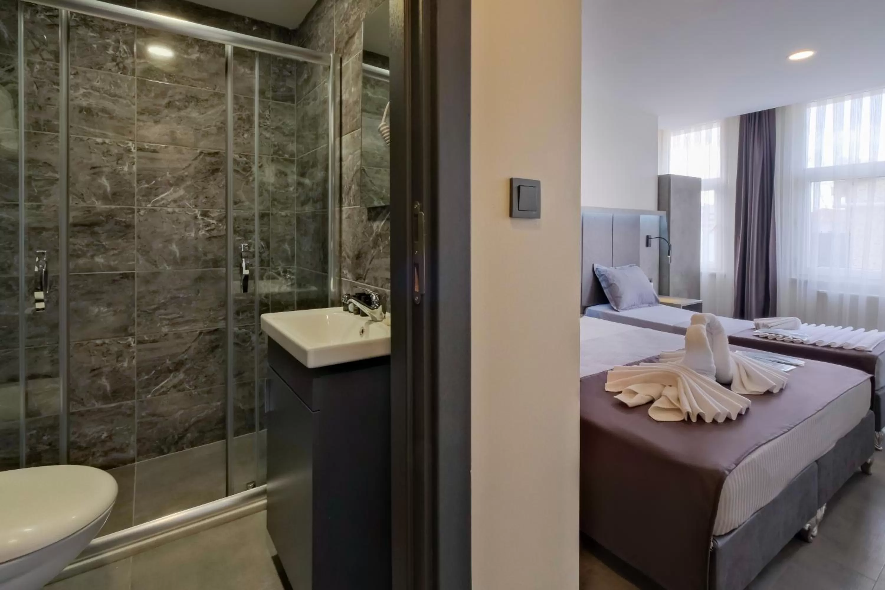 Photo of the whole room, Bed in The Queen Hotel