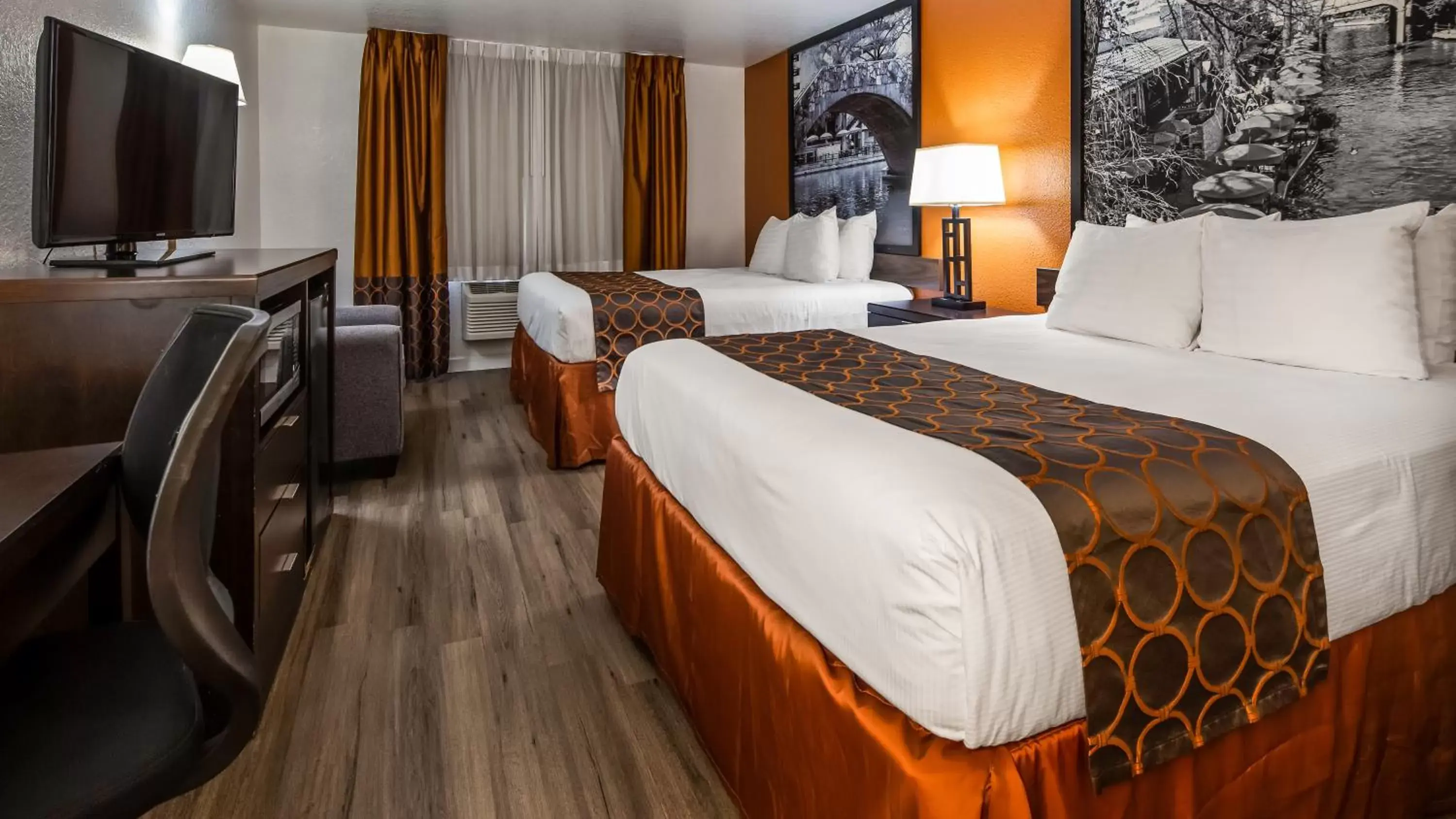 Bed in SureStay Plus Hotel By Best Western San Antonio North 281 N