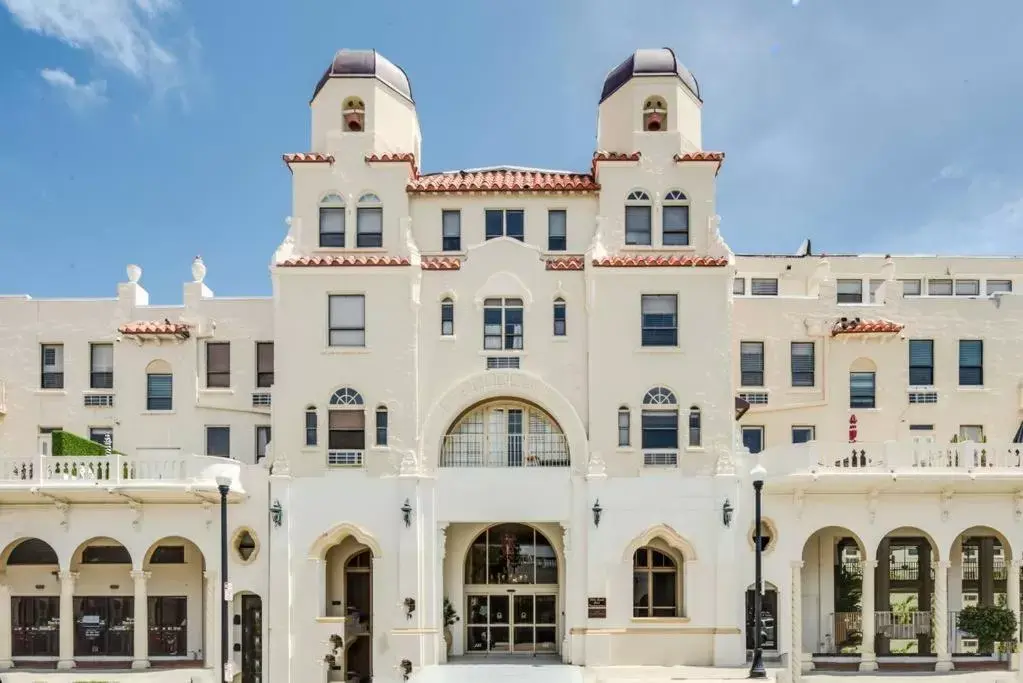 Property Building in Hemingway Suites at Palm Beach Hotel Island