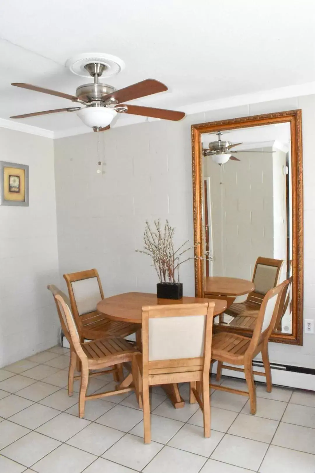 Dining Area in Seabreeze Motel