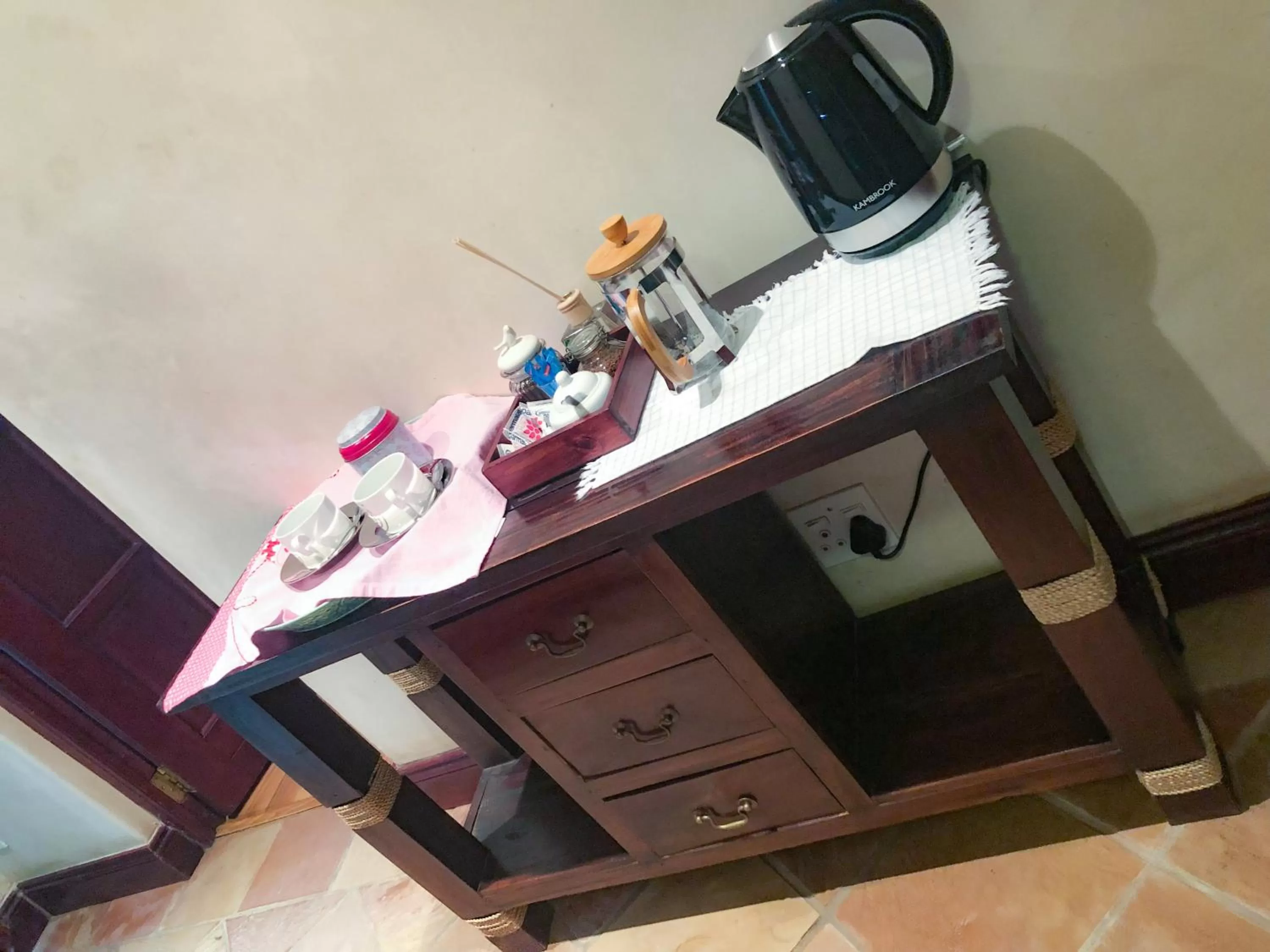 Coffee/tea facilities in Spacube Luxury Suites and Spa