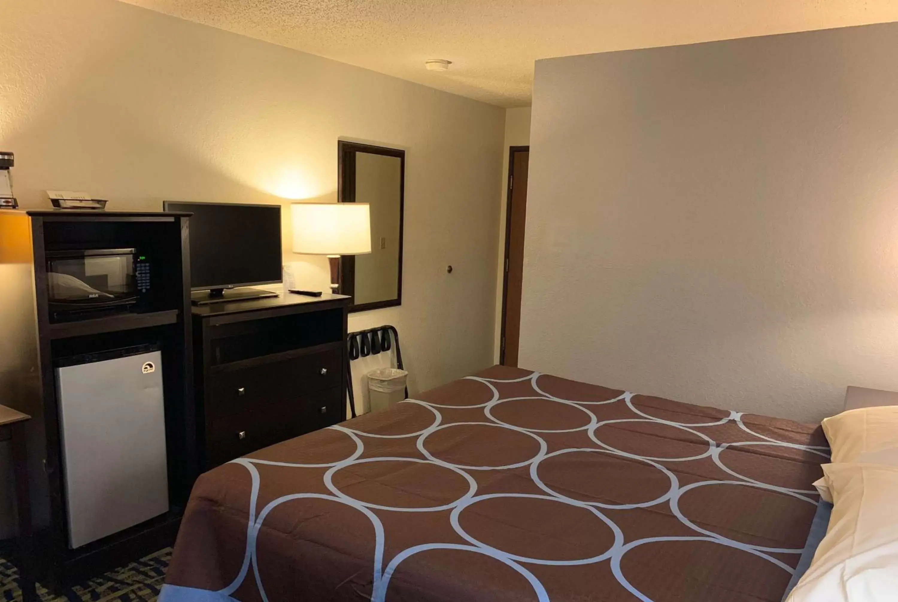 Photo of the whole room, Bed in Super 8 by Wyndham Shakopee