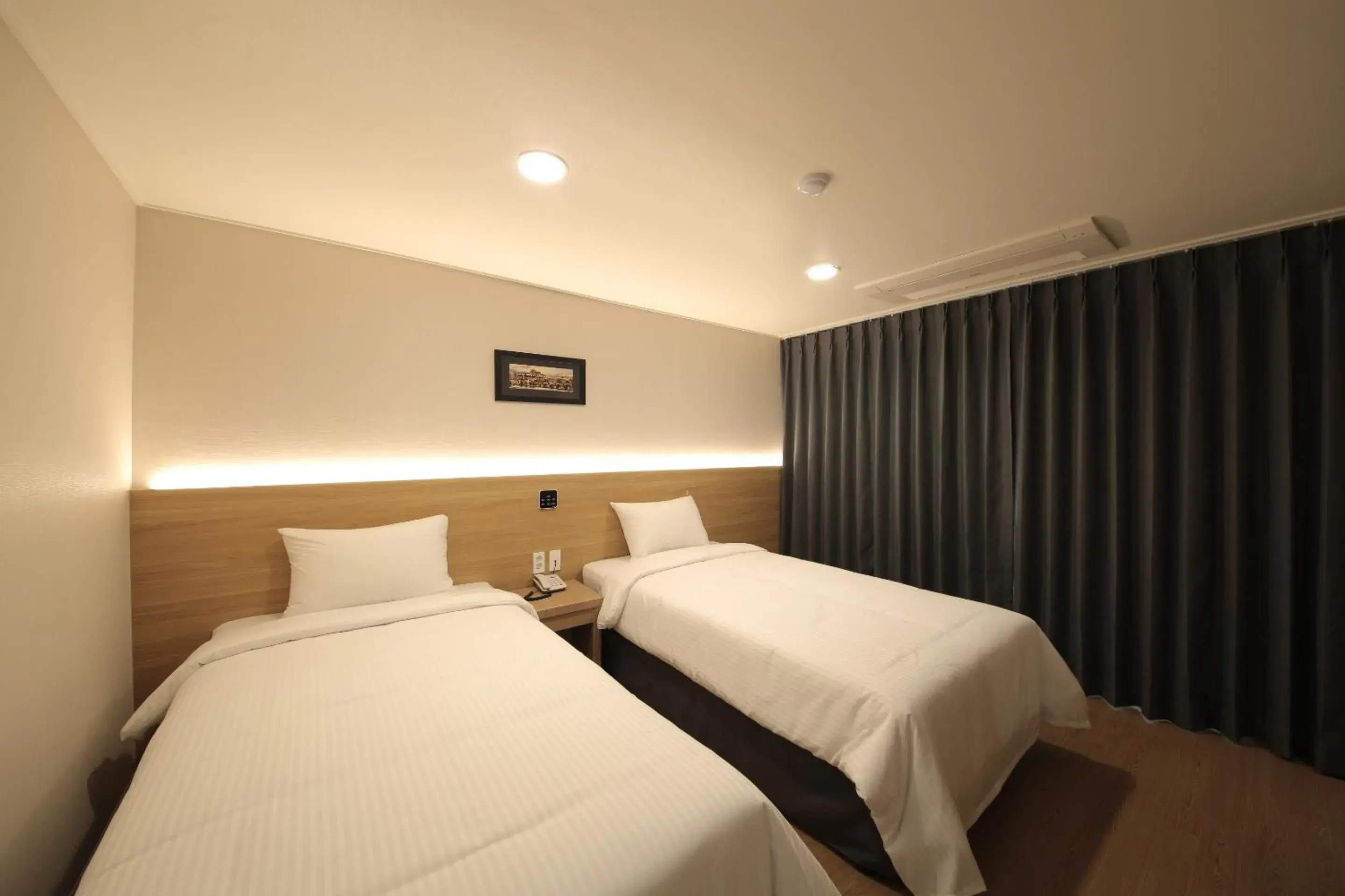 Bedroom, Bed in Harbor Hotel Jeju