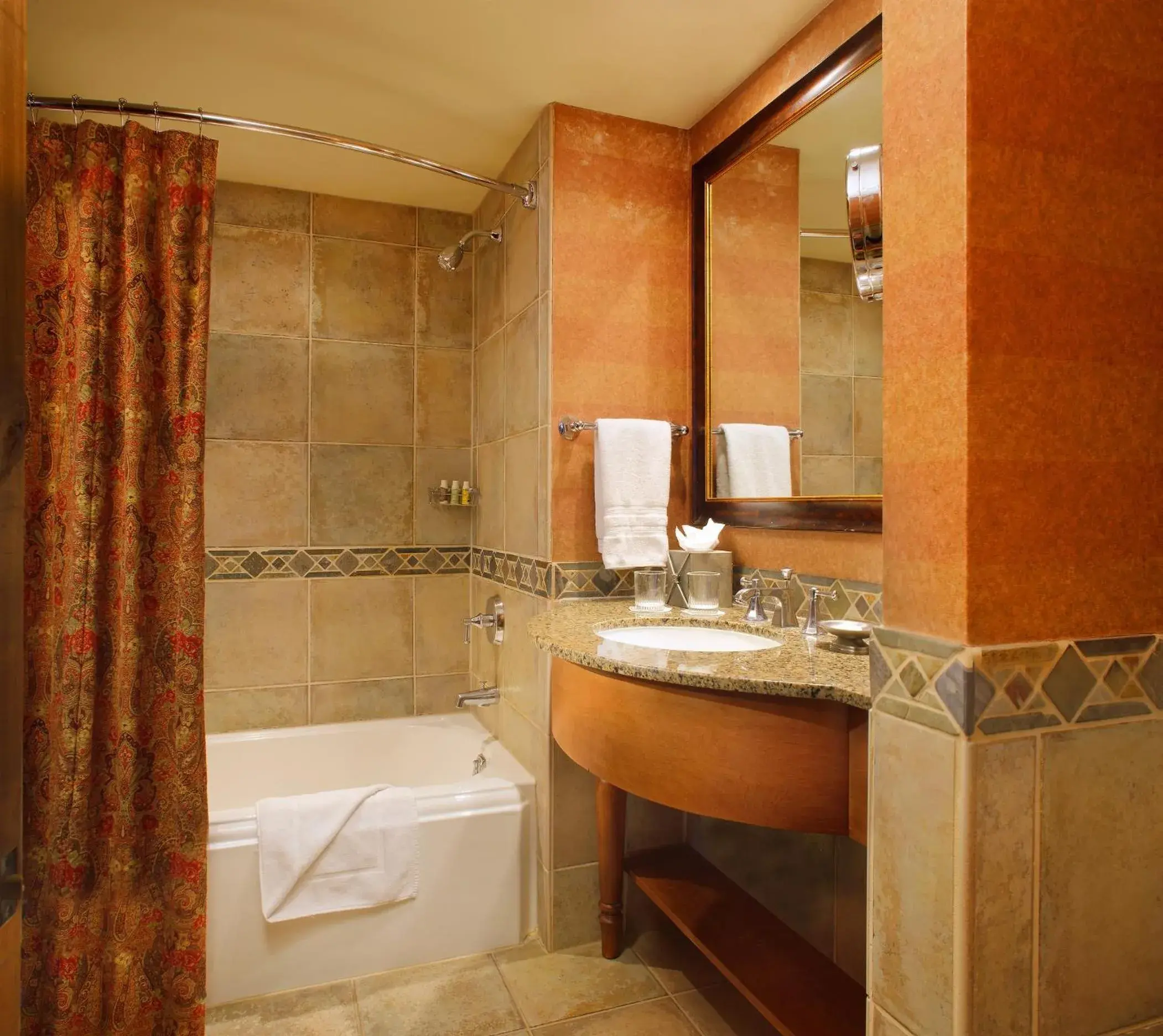 Shower, Bathroom in Snake River Lodge And Spa