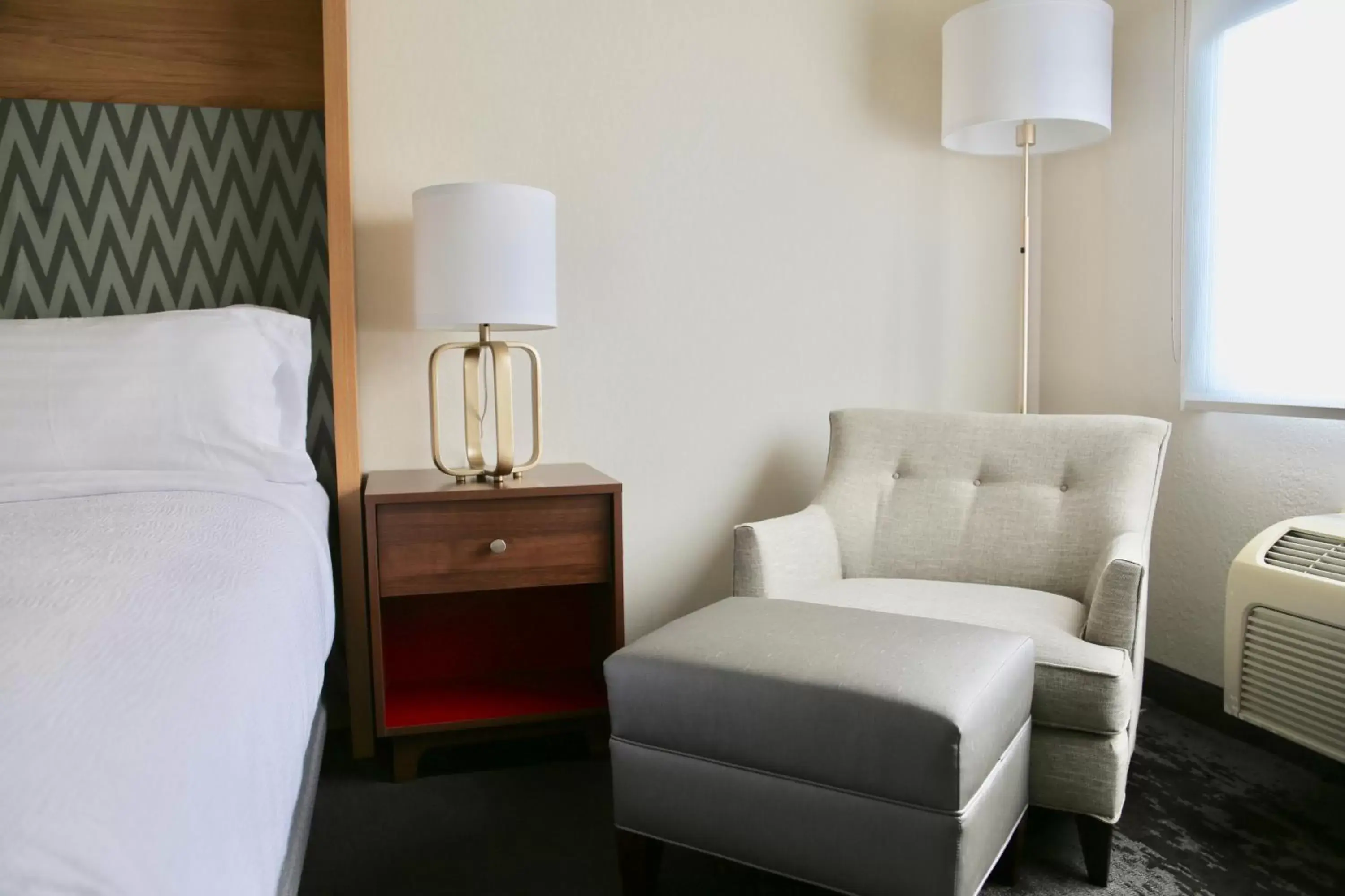 Bed, Seating Area in Holiday Inn Salem, an IHG Hotel