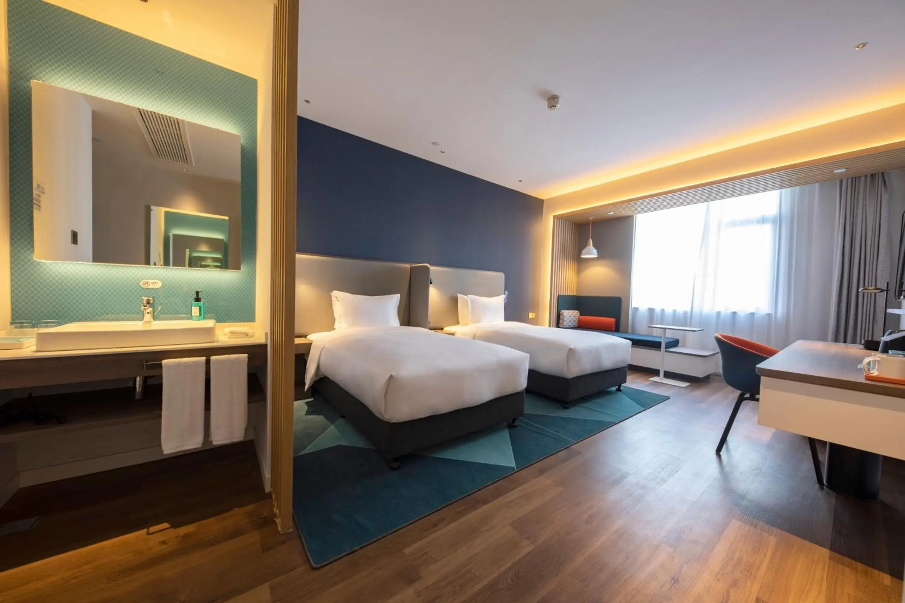 Photo of the whole room, Bed in Holiday Inn Express Shanghai Jiading New City, an IHG Hotel
