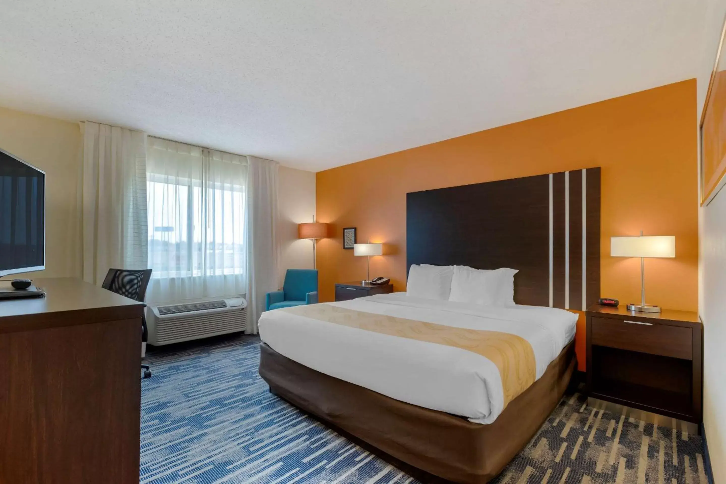 Photo of the whole room, Bed in Quality Inn & Suites Keokuk North