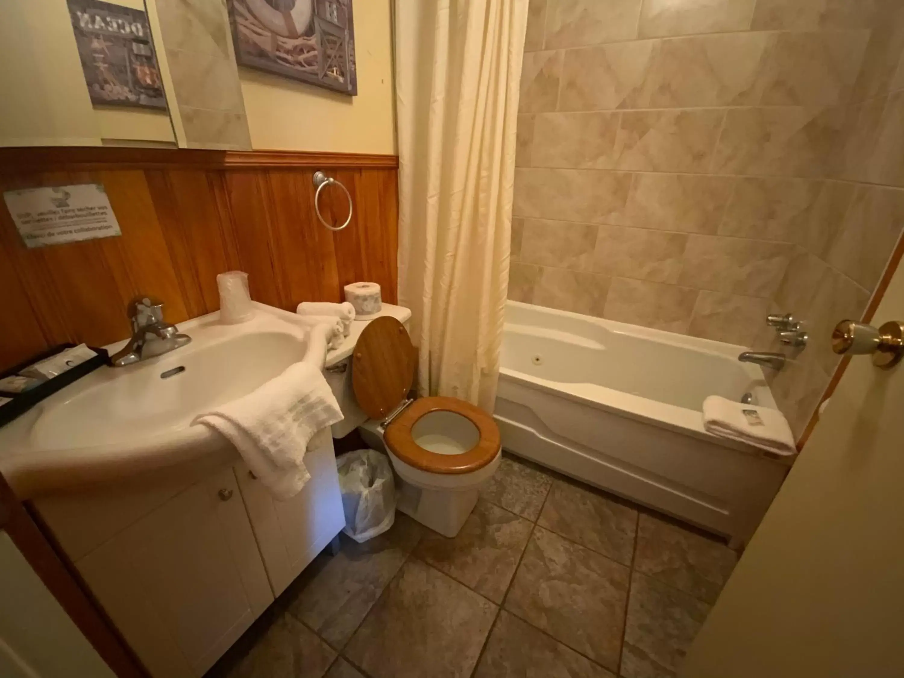 Bathroom in Auberge et Chalets sur le Lac