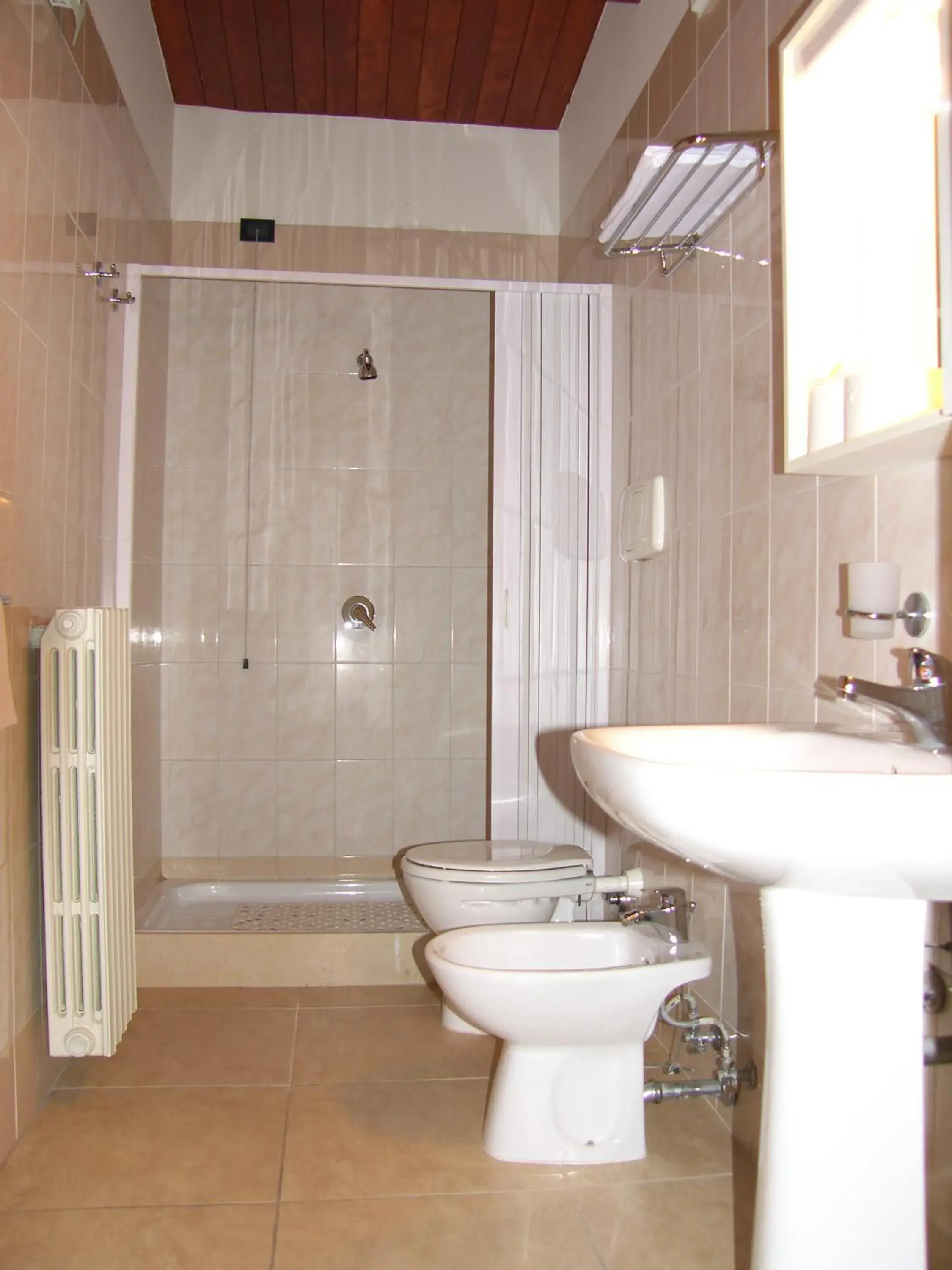 Shower, Bathroom in Hotel Genius
