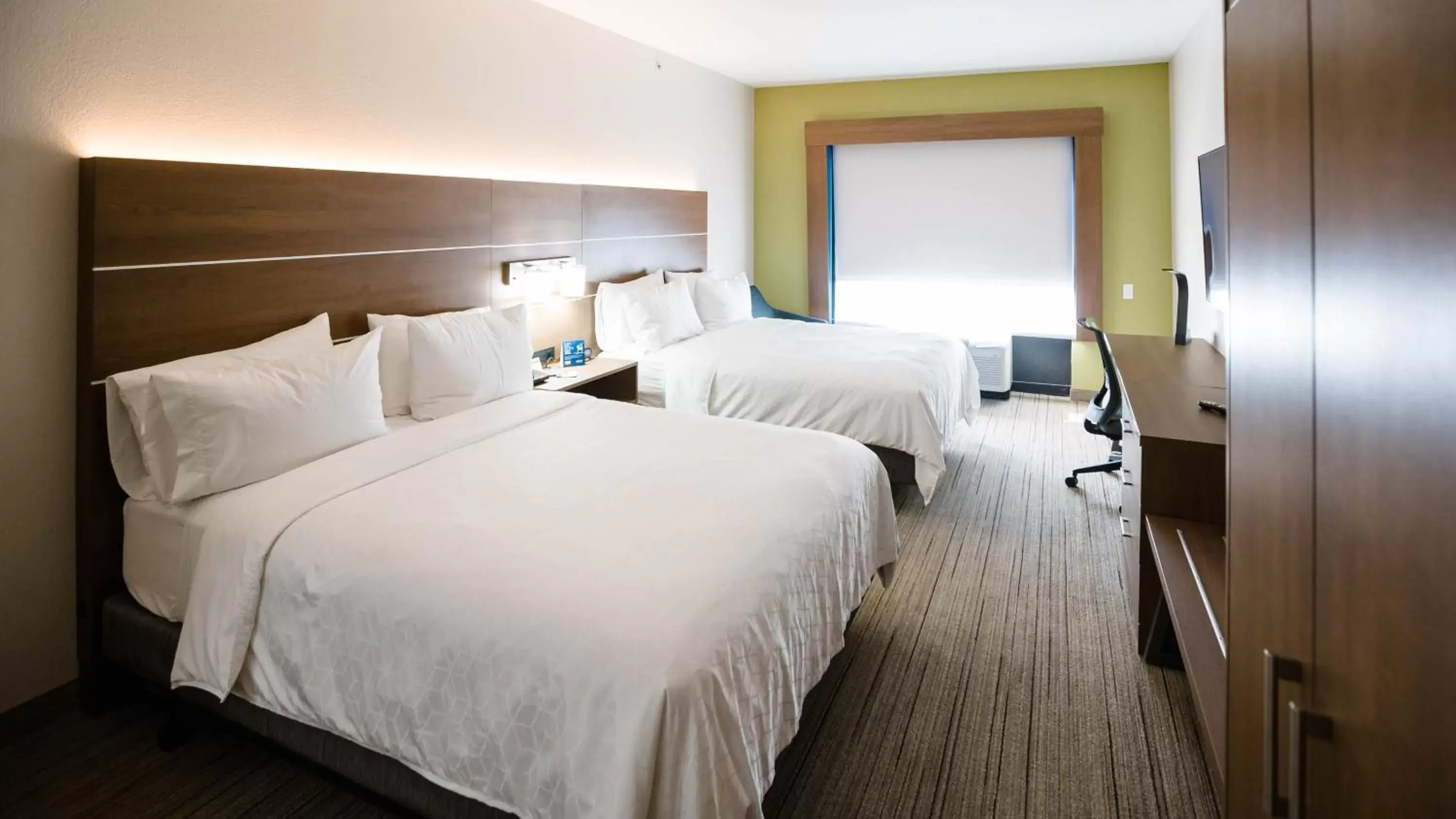 Photo of the whole room, Bed in Holiday Inn Express & Suites Knoxville-Farragut, an IHG Hotel