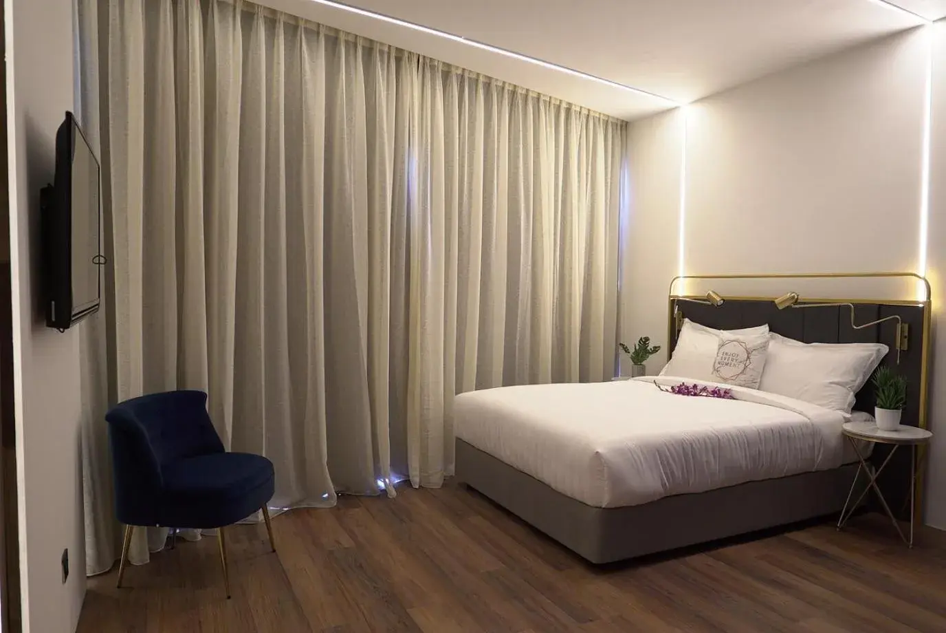 Photo of the whole room, Bed in Regatta Suites Kozi Square Kuching