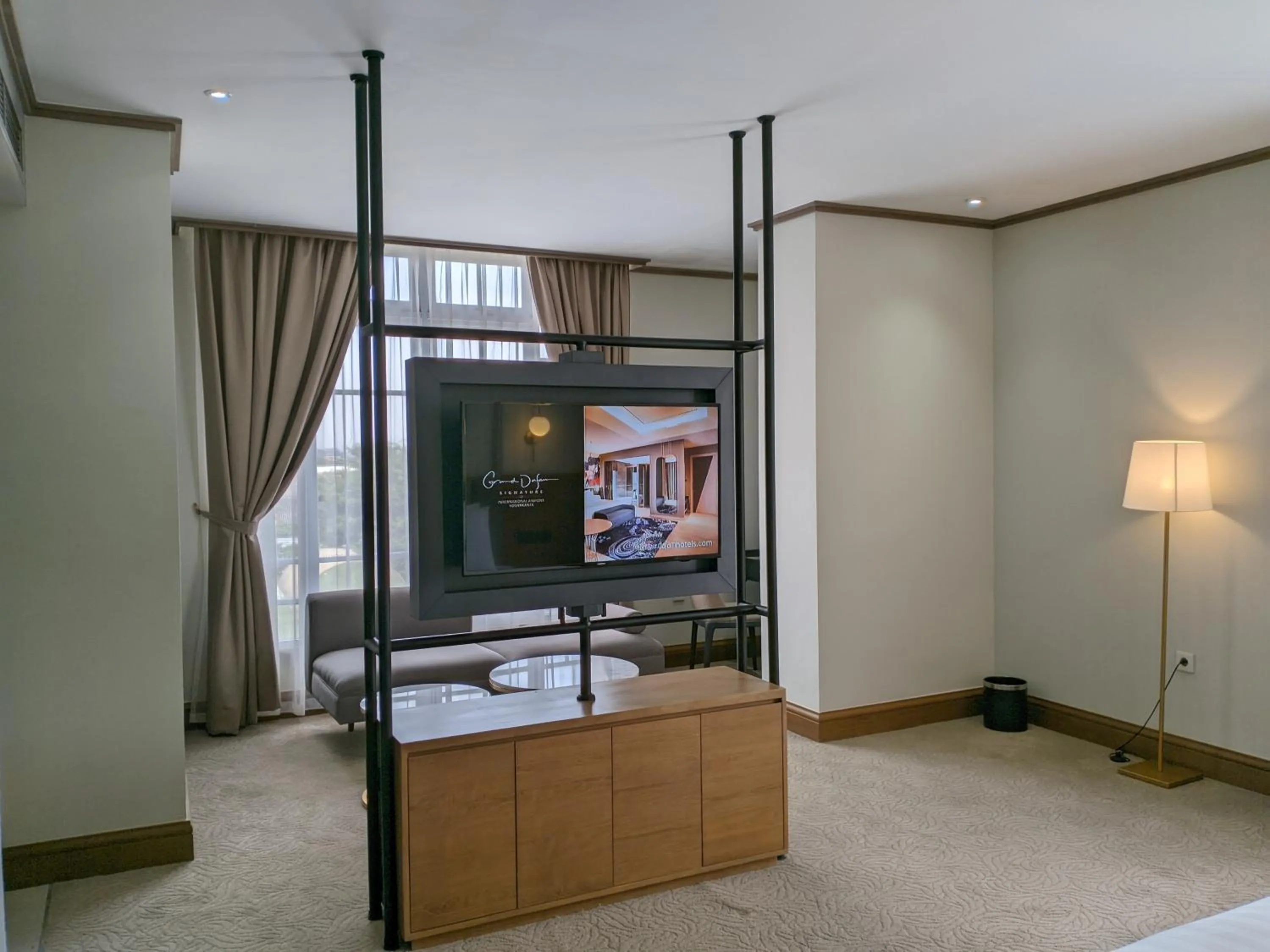 Living room, Bed in Hotel Dafam Semarang