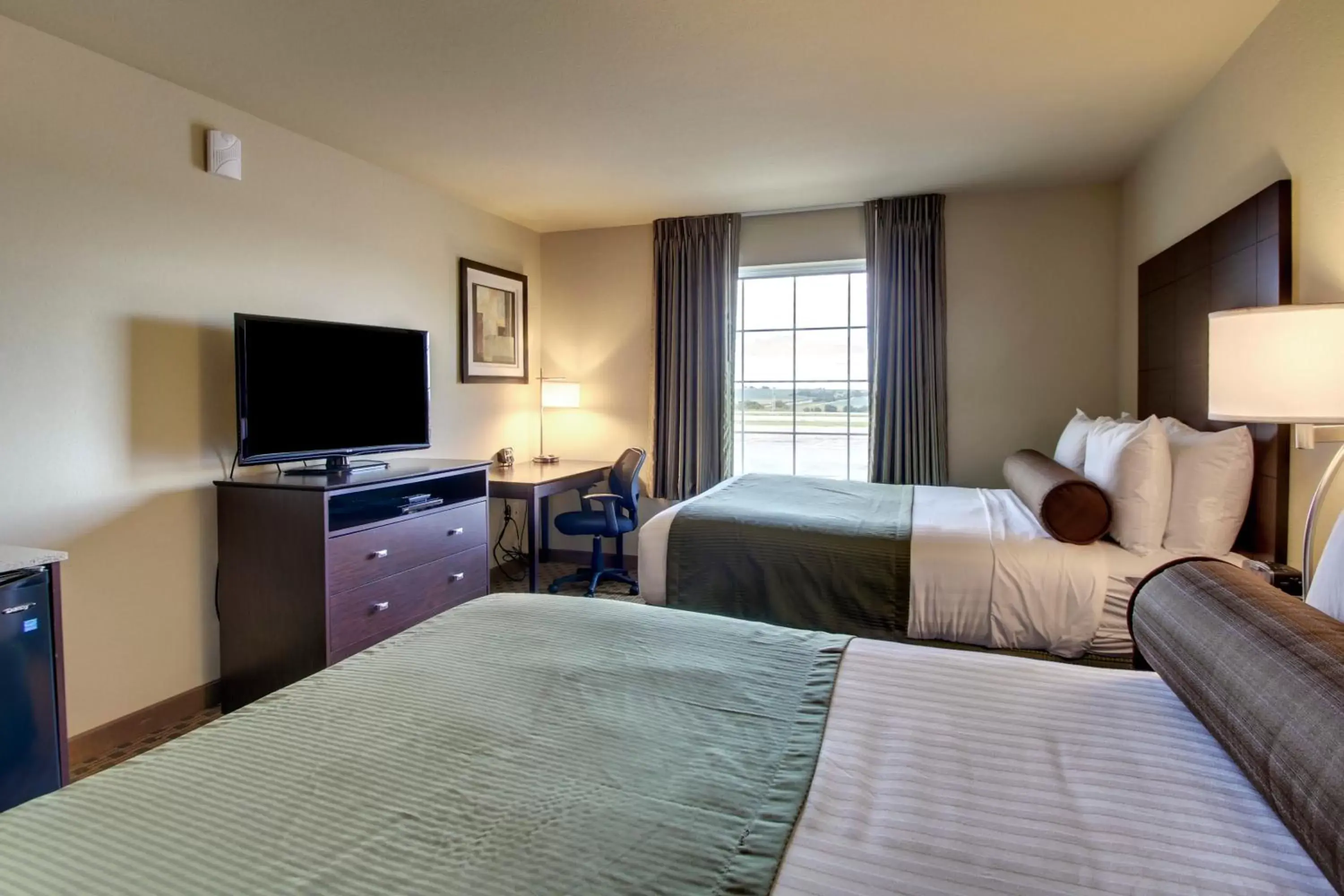 Bed, TV/Entertainment Center in Cobblestone Inn & Suites - Avoca