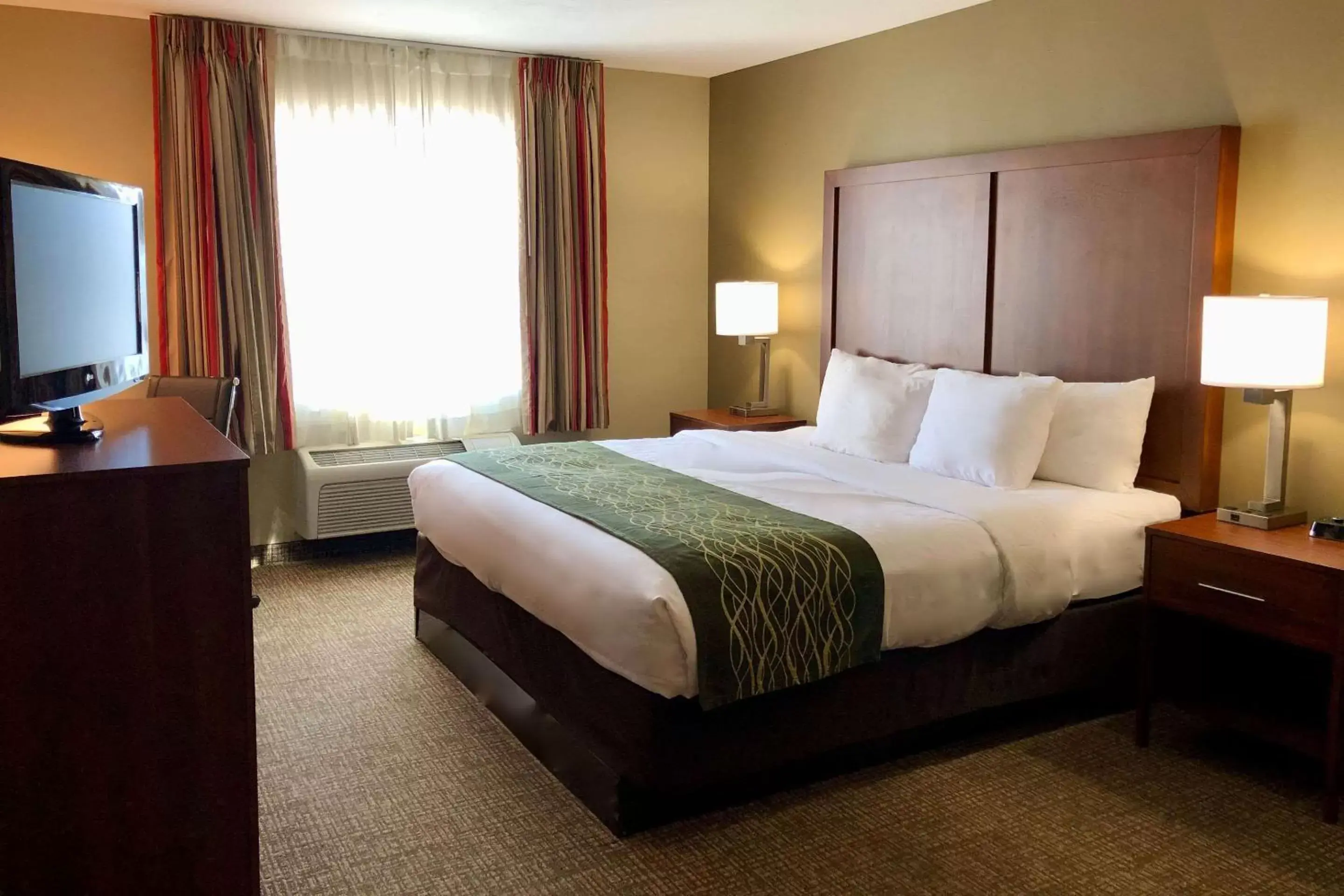 Photo of the whole room, Bed in Comfort Inn Ogden near Event Center