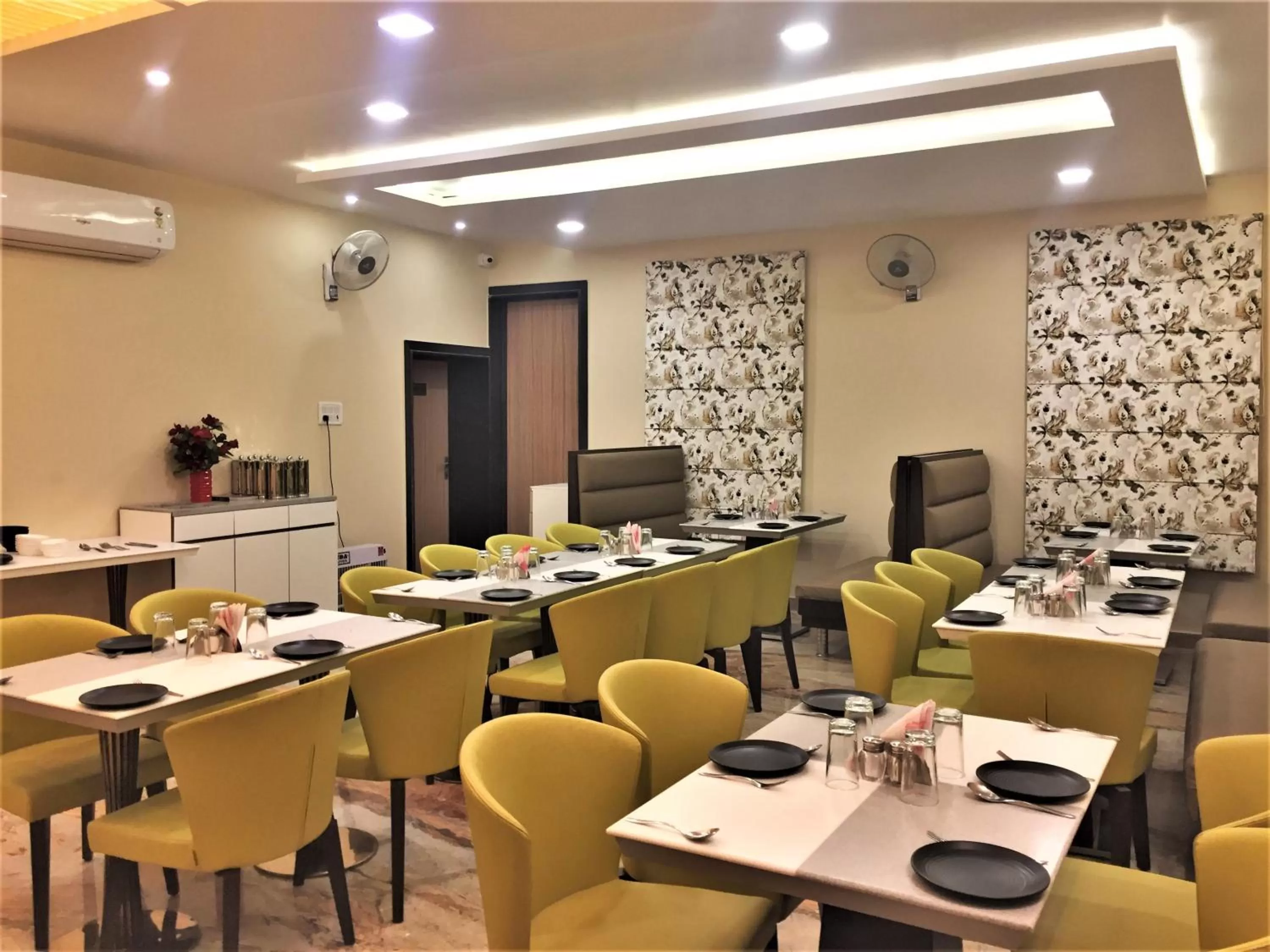 Restaurant/Places to Eat in Hotel Bharat