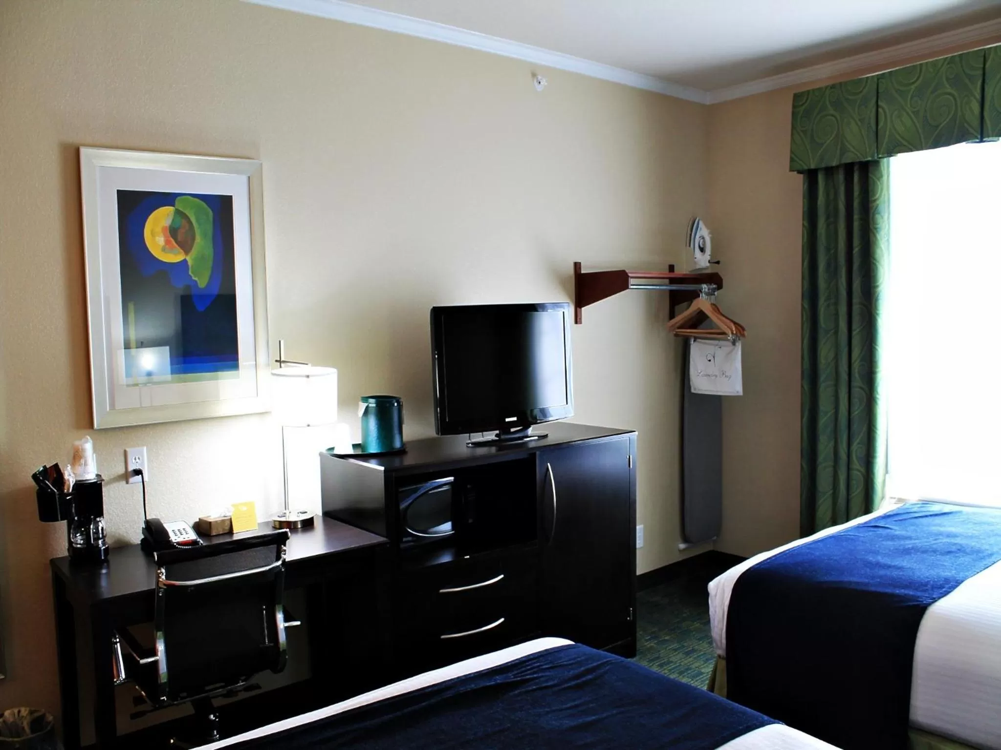 Photo of the whole room, Bed in Cityview Inn &amp; Suites Downtown /RiverCenter Area