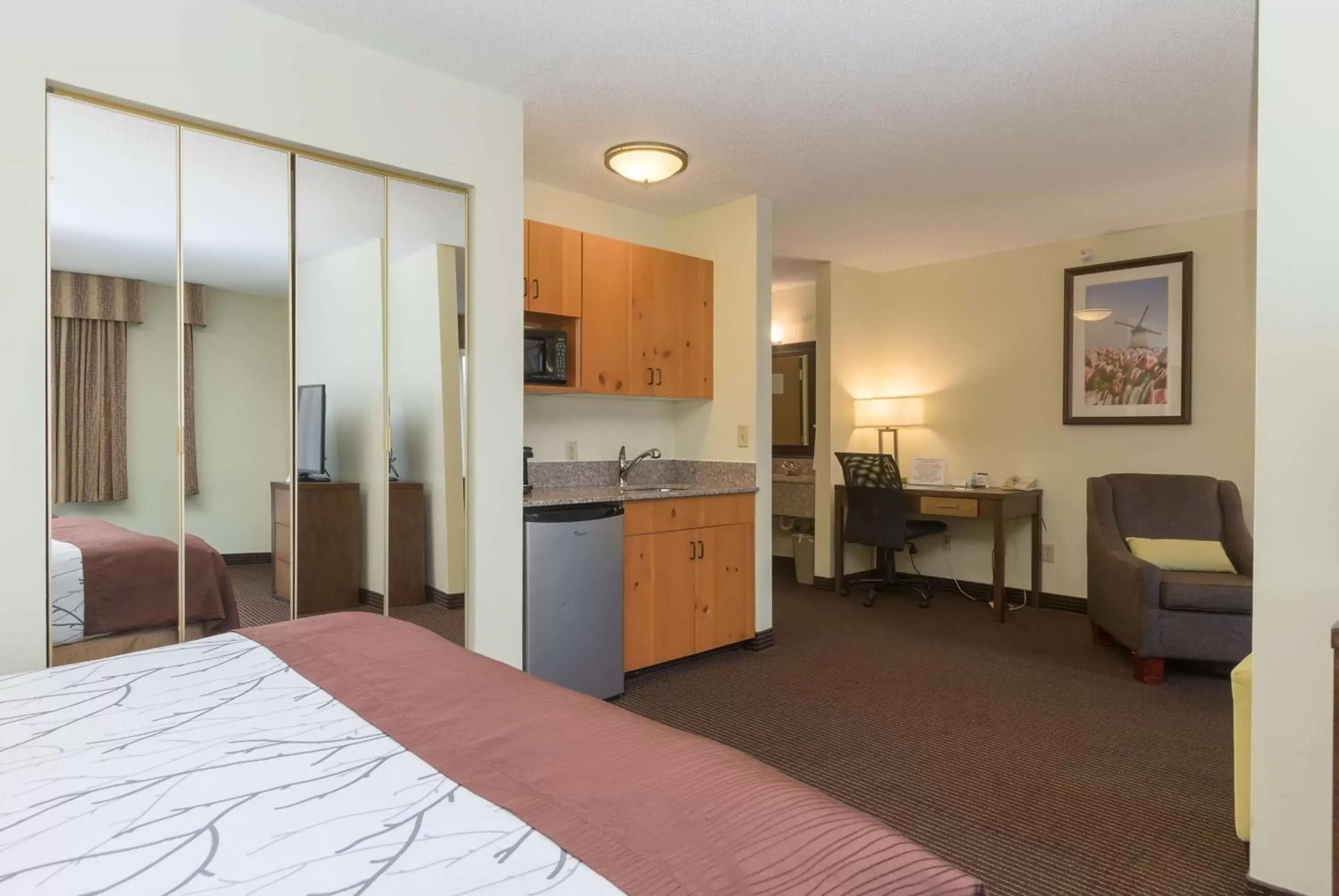 Photo of the whole room, Kitchen/Kitchenette in Best Western Plus Holland Inn & Suites