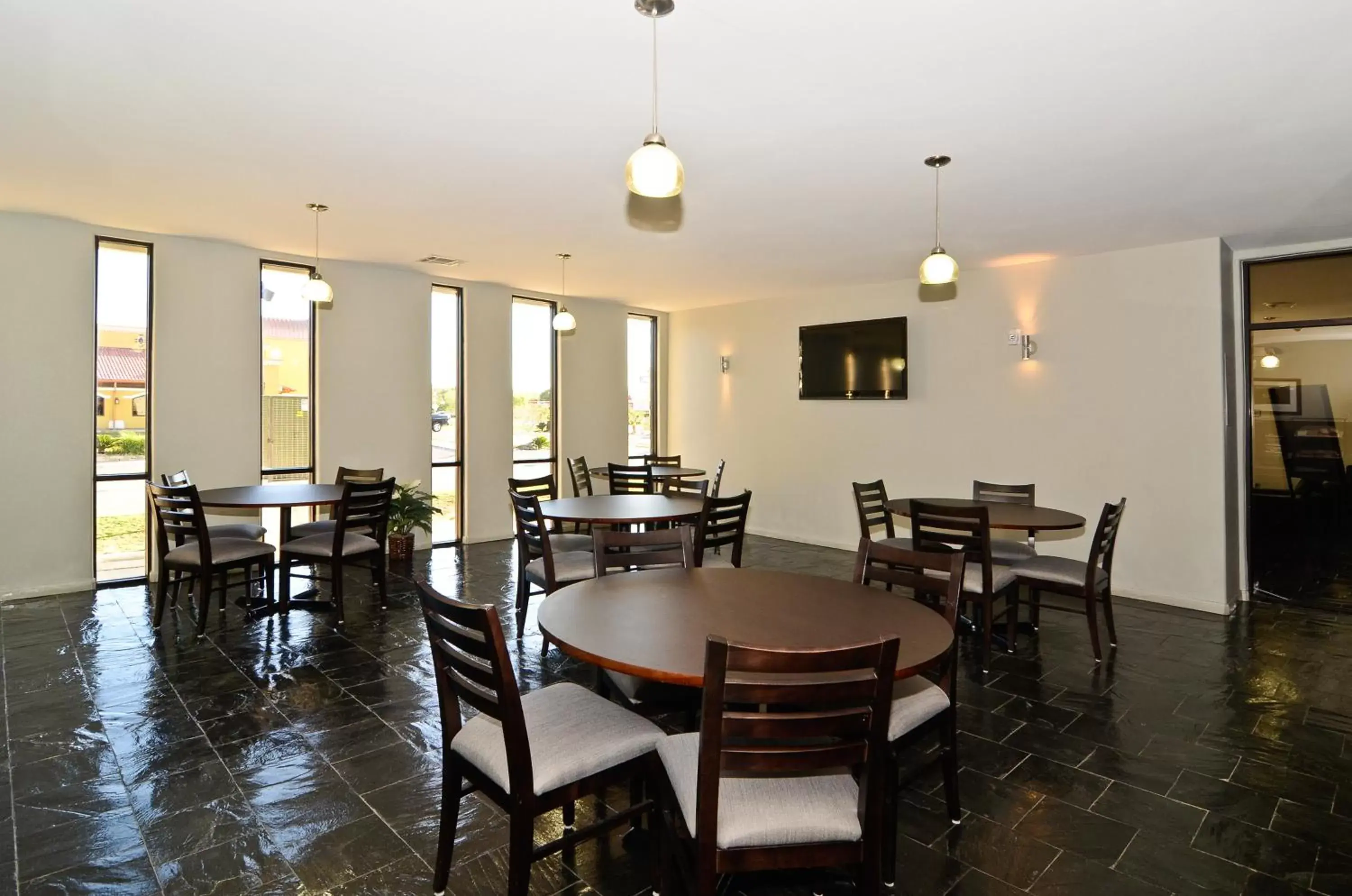 Lounge or bar in Baymont by Wyndham Columbus Lounge or bar in Baymont by Wyndham Columbus