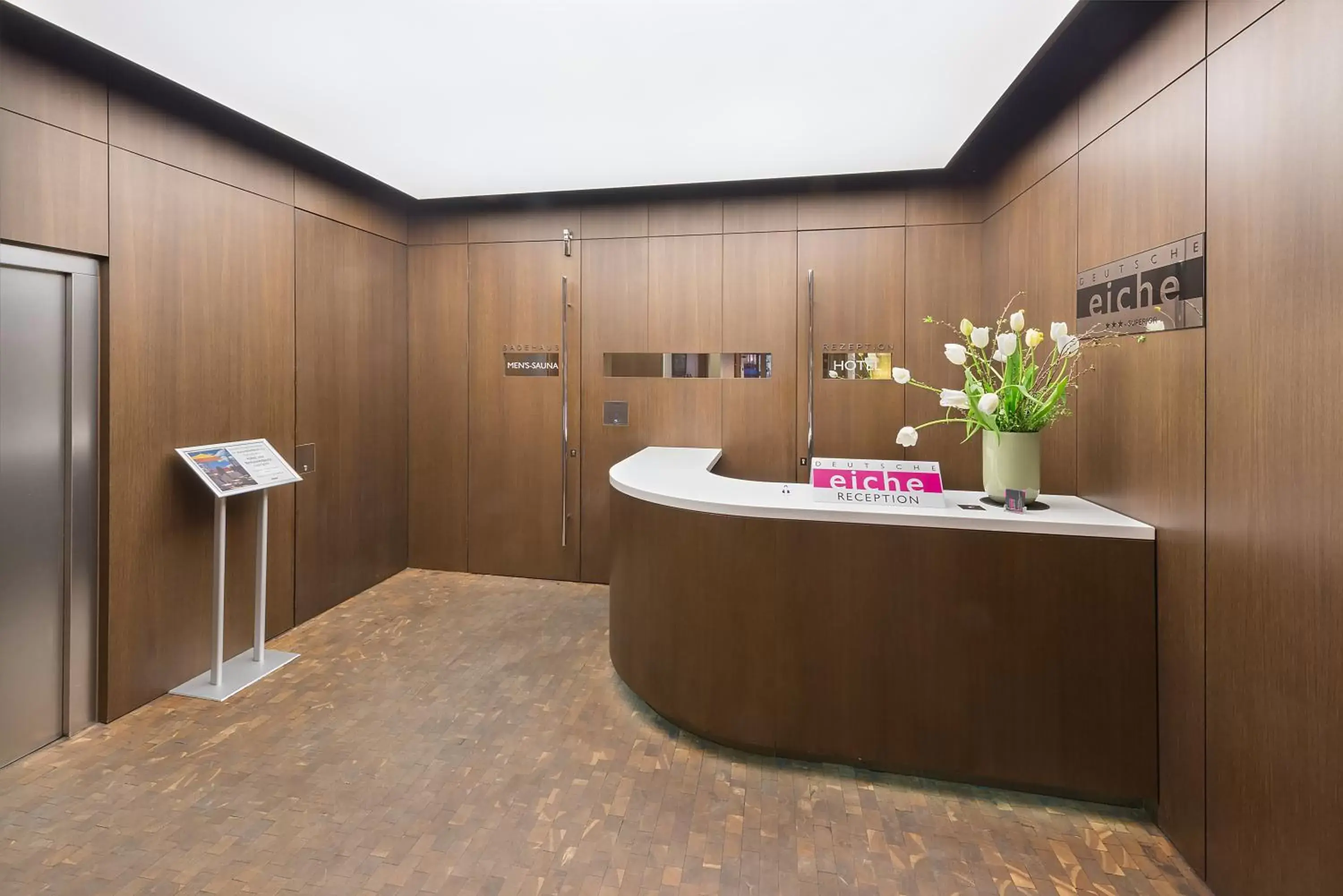 Lobby or reception, Bathroom in Hotel Deutsche Eiche