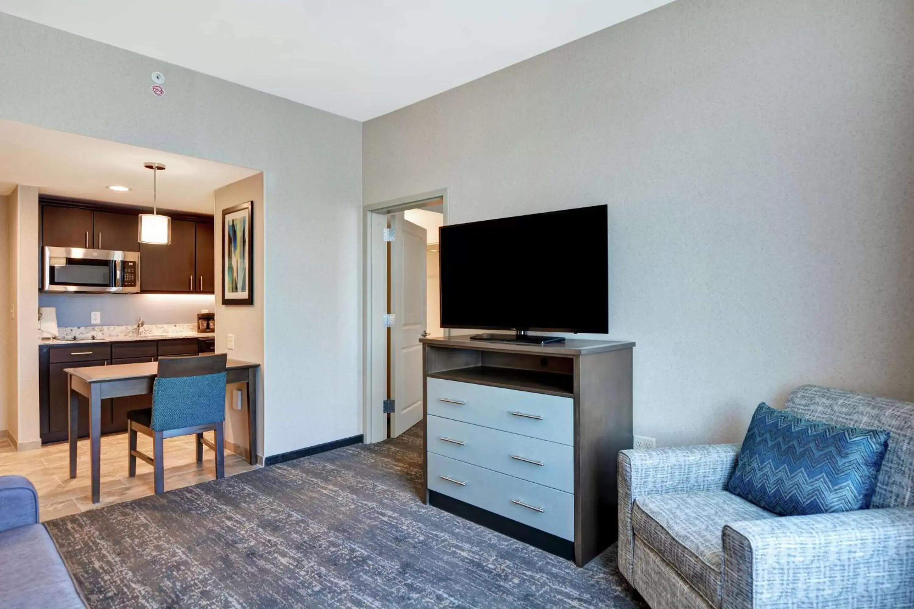 Bedroom, TV/Entertainment Center in Homewood Suites By Hilton Poughkeepsie