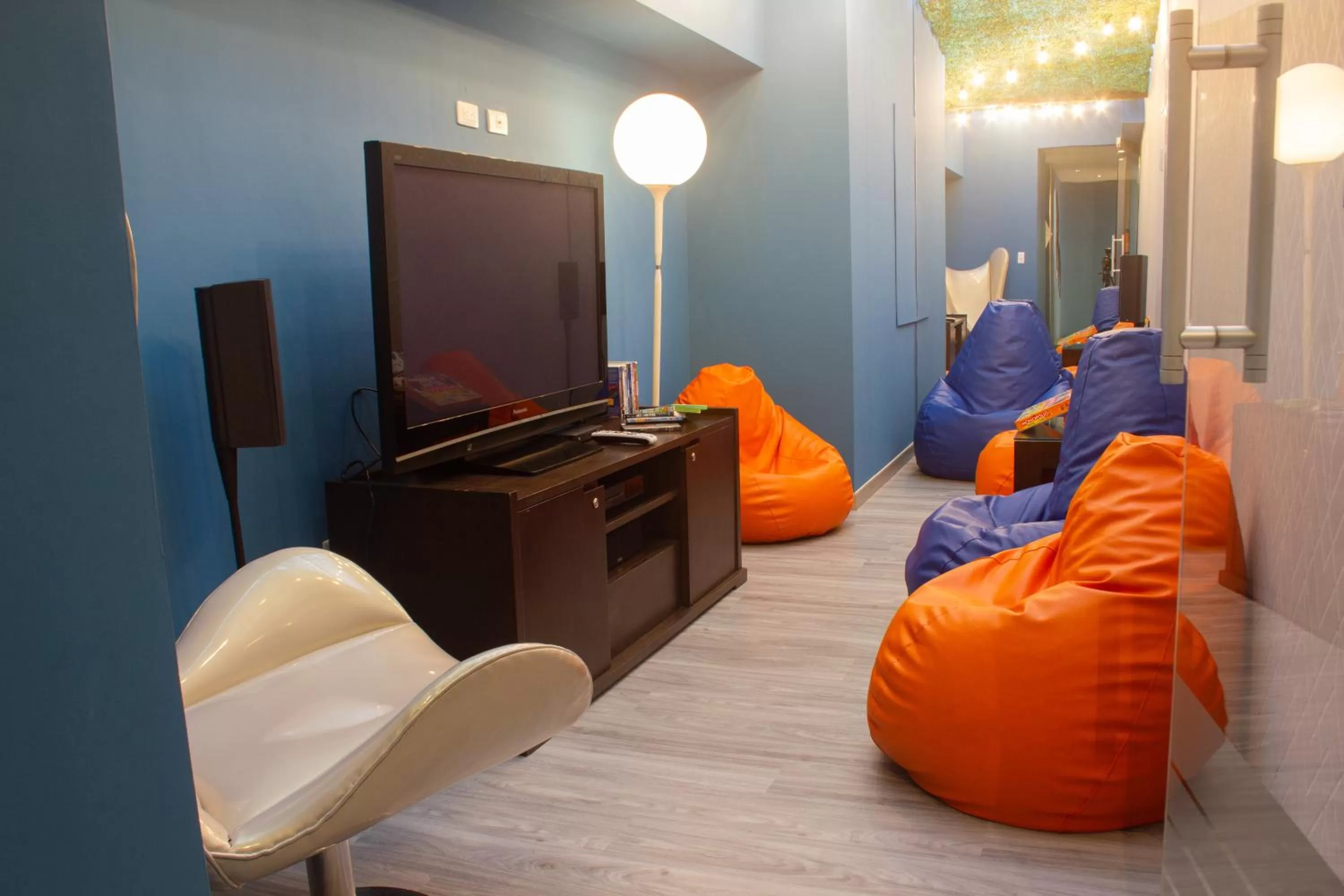 Communal lounge/ TV room in Hotel 104 Art Suites