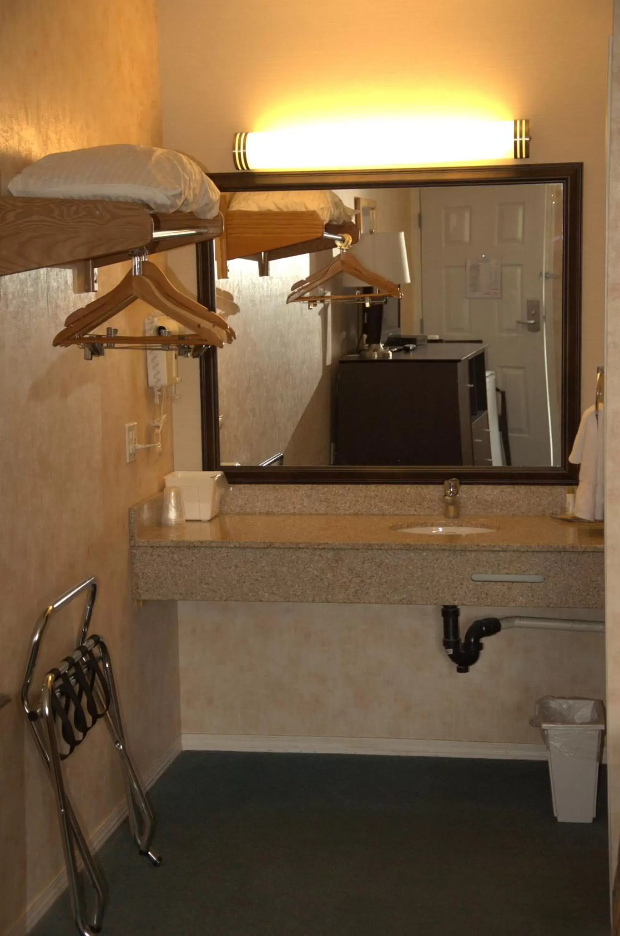 Bathroom, Lobby/Reception in Best Budget Inn & Suites Kamloops