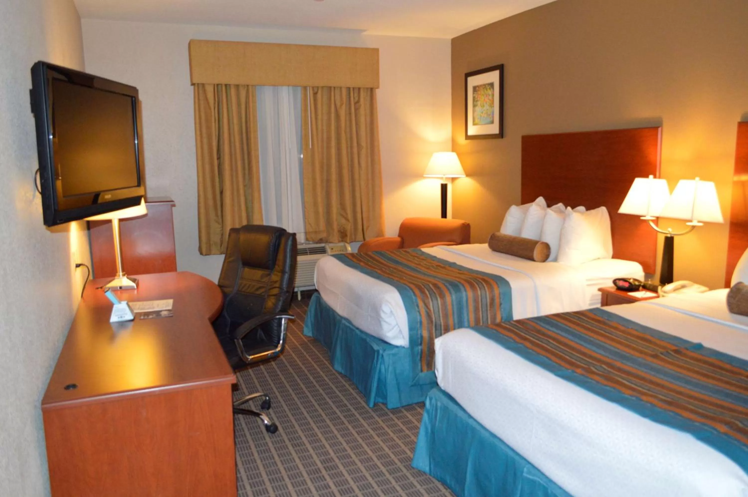 Queen Room with Two Queen Beds - Accessible Tub - Non-smoking in Best Western Orange Inn & Suites