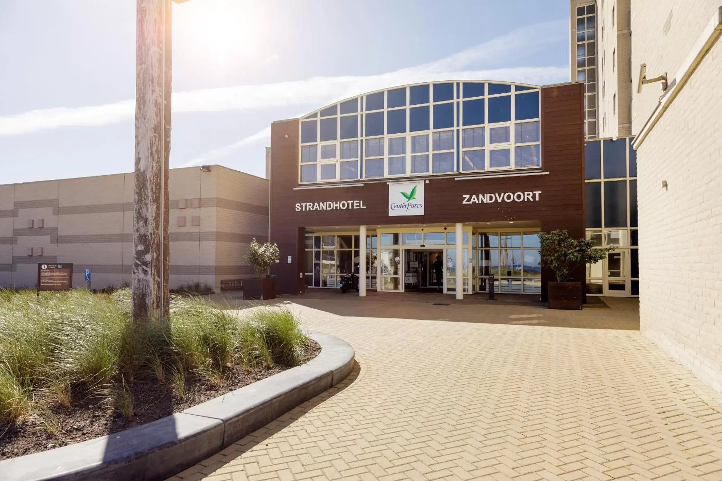 Facade/entrance, Property Building in Beachhotel Zandvoort by Center Parcs